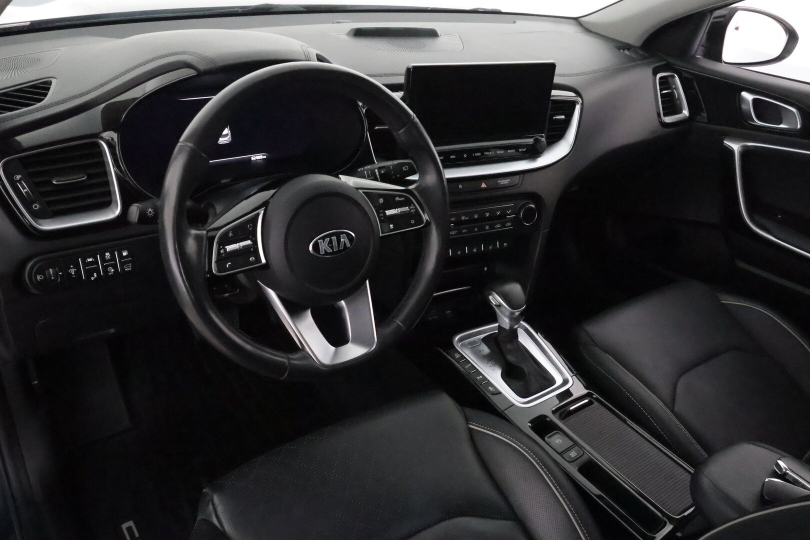 Kia XCeed 2020 1,6 GDI Plug-In Hybrid Business Premium DCT **Adapt.vakkari / Panorama / Muistipenkki / P.kamera / LED** - Merkkihuollettu / Kahdet renkaat aluvanteilla / Sähköluukku / Ilmastoidut etuistuimet / Penkinlämmittimet takana / Ratinlämmitin / Navi