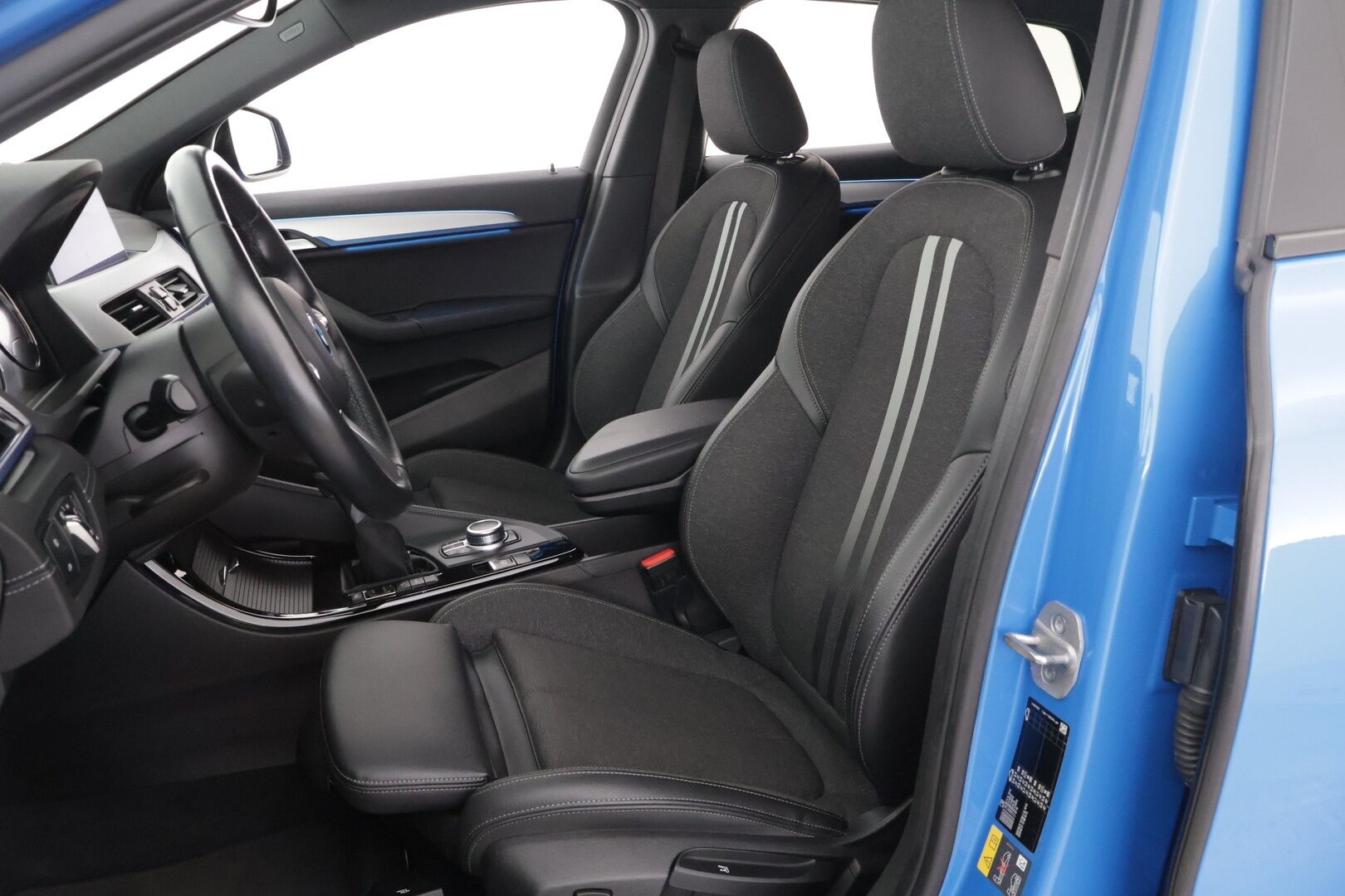 BMW X2 2021 xDrive 25e M Sport - *Shadowline / Comfort Access / Sähk.Esilämmitin / Sporttipenkit / Peruutuskamera / Navigointi / Sähköluukku*