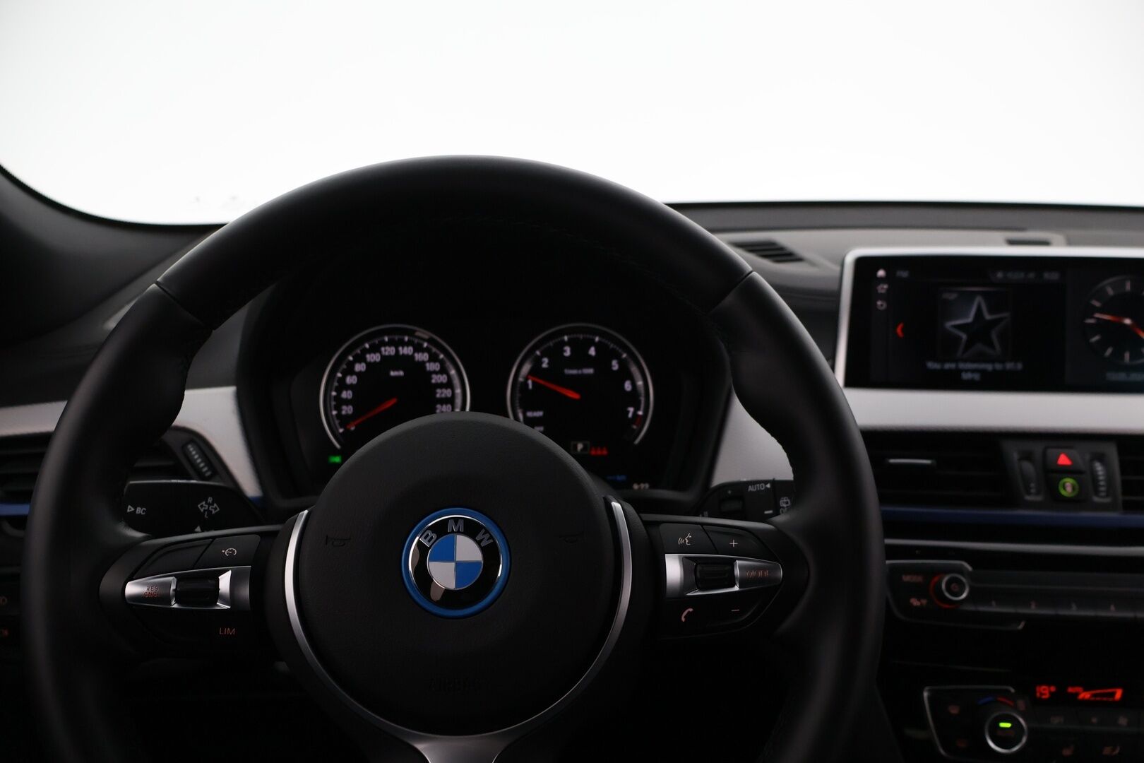 BMW X2 2021 xDrive 25e M Sport - *Shadowline / Comfort Access / Sähk.Esilämmitin / Sporttipenkit / Peruutuskamera / Navigointi / Sähköluukku*