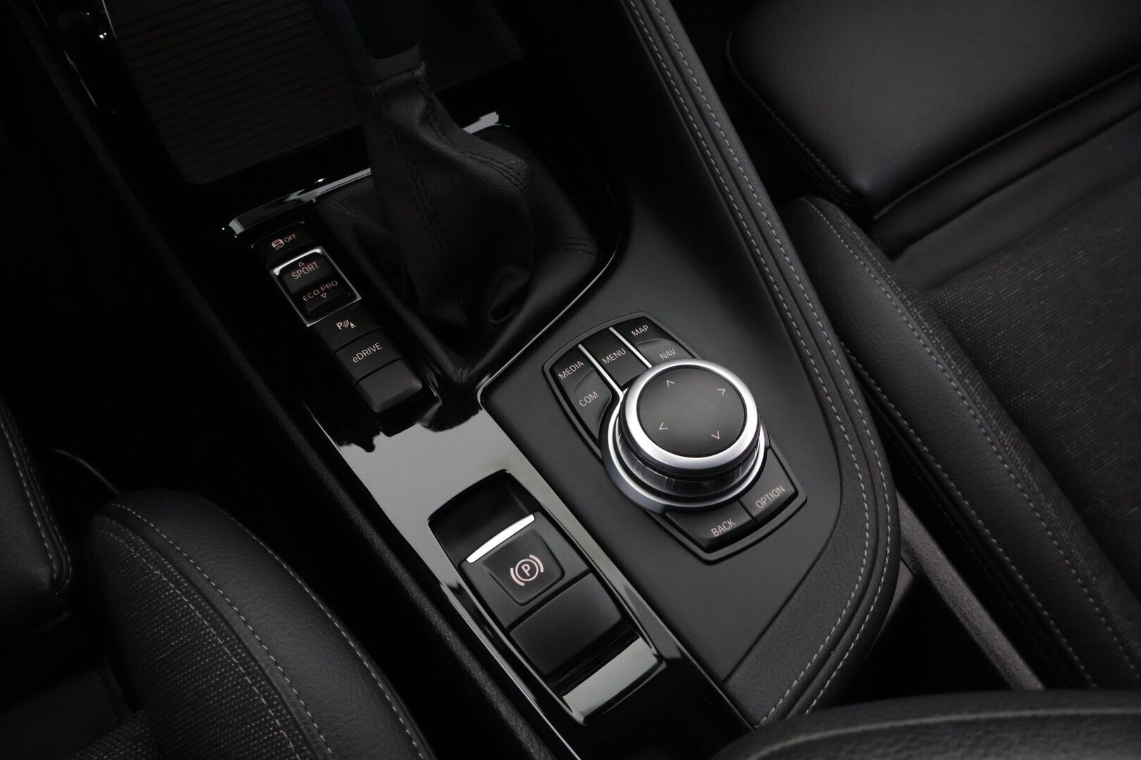 BMW X2 2021 xDrive 25e M Sport - *Shadowline / Comfort Access / Sähk.Esilämmitin / Sporttipenkit / Peruutuskamera / Navigointi / Sähköluukku*