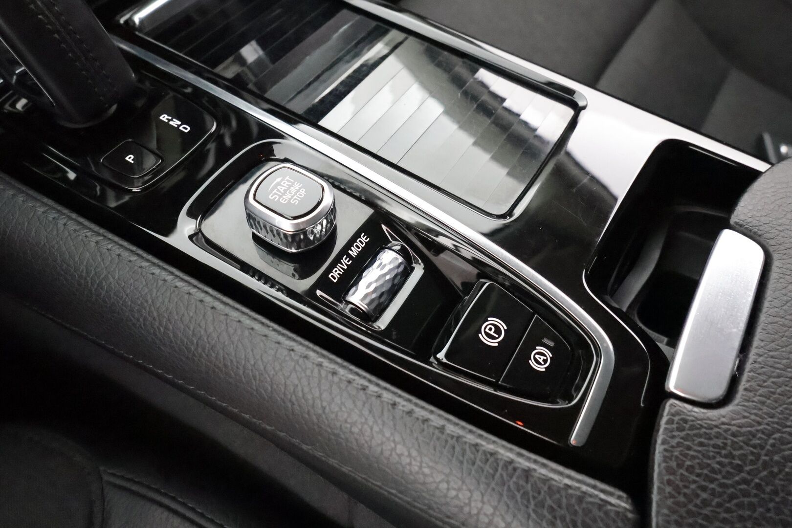 Volvo V90 2020 T8 TwE AWD Momentum aut *Webasto / Pilot Assist / Koukku / Tutkat / Navi / LED-valot / Puolinahkasisusta / KeylessGo* - Suomen edullisin T8! / Kahdet renkaat alumiinivantein / Merkkihistoria! / Jakohihna 92tkm / Jarruremontti 6/24