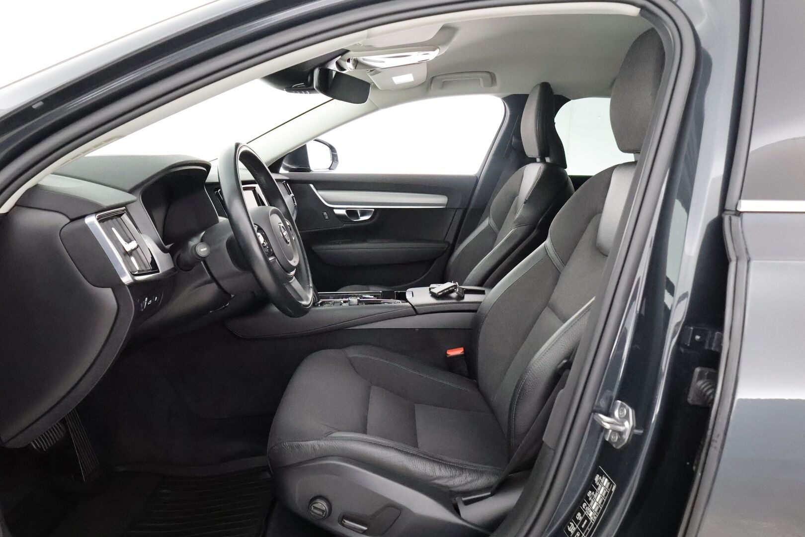 Volvo V90 2020 T8 TwE AWD Momentum aut *Webasto / Pilot Assist / Koukku / Tutkat / Navi / LED-valot / Puolinahkasisusta / KeylessGo* - Suomen edullisin T8! / Kahdet renkaat alumiinivantein / Merkkihistoria! / Jakohihna 92tkm / Jarruremontti 6/24