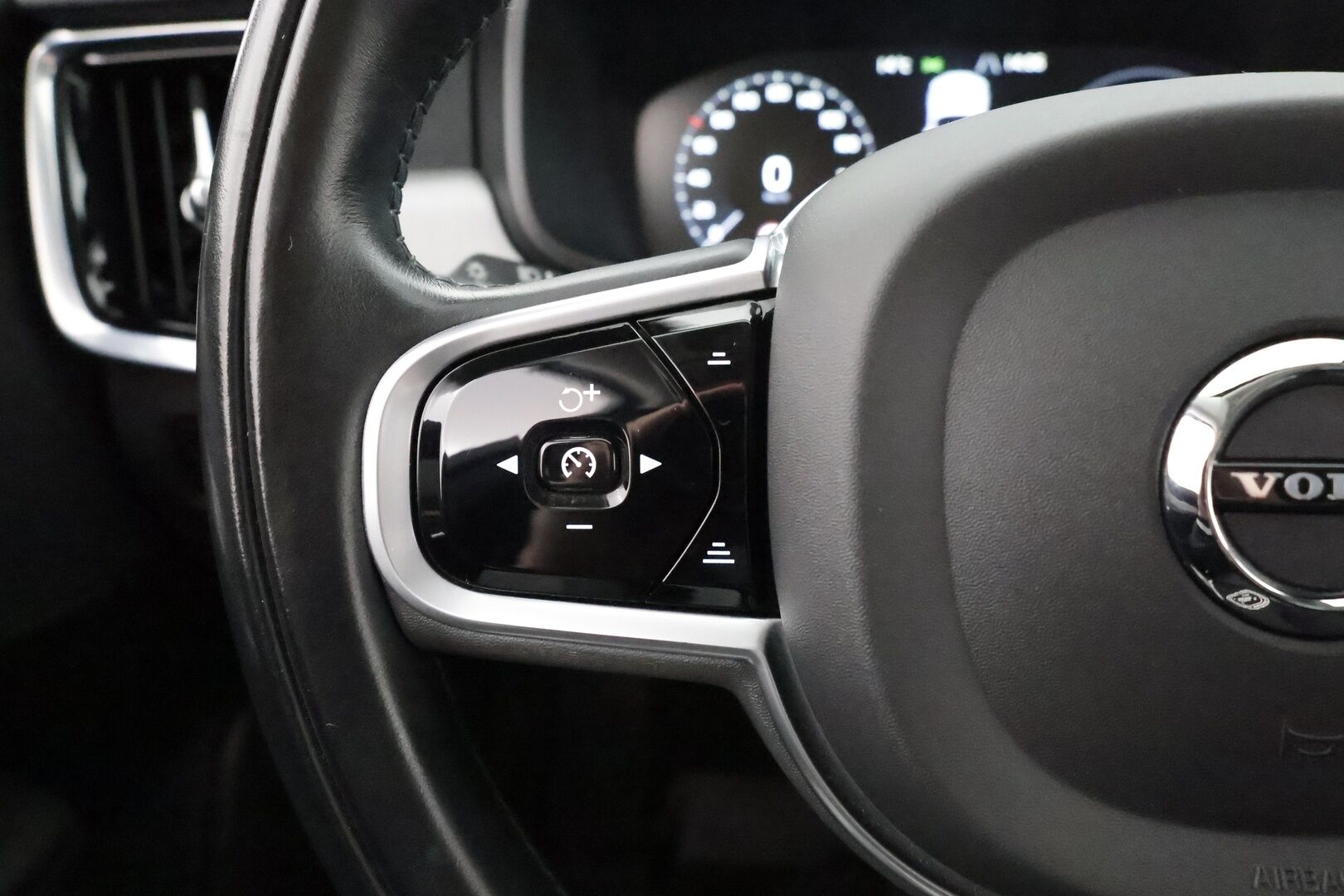 Volvo V90 2020 T8 TwE AWD Momentum aut *Webasto / Pilot Assist / Koukku / Tutkat / Navi / LED-valot / Puolinahkasisusta / KeylessGo* - Suomen edullisin T8! / Kahdet renkaat alumiinivantein / Merkkihistoria! / Jakohihna 92tkm / Jarruremontti 6/24