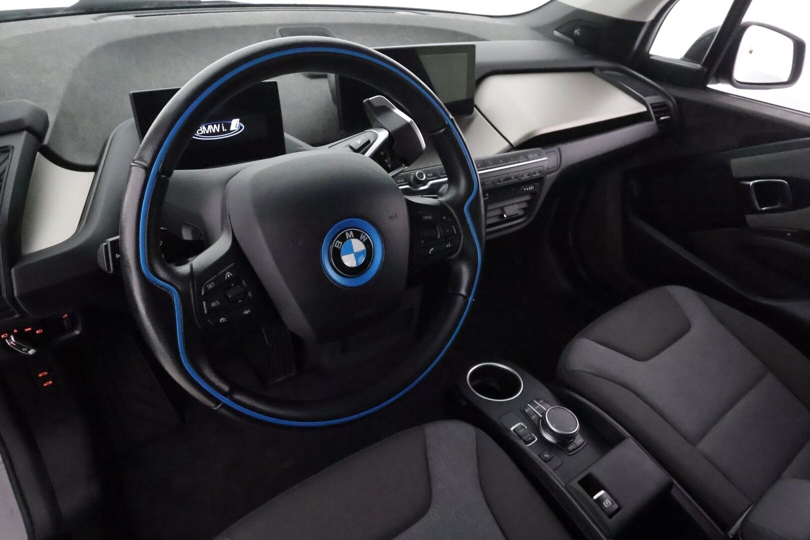 BMW I3S 2019 120Ah **H&K / Adapt. vakkari / ComfortAccess / Prof.Navi / Lämpöpumppu / P.kamera** - Akku kuntotarkistettu / Säännöllisesti huollettu / Kahdet renkaat vanteilla