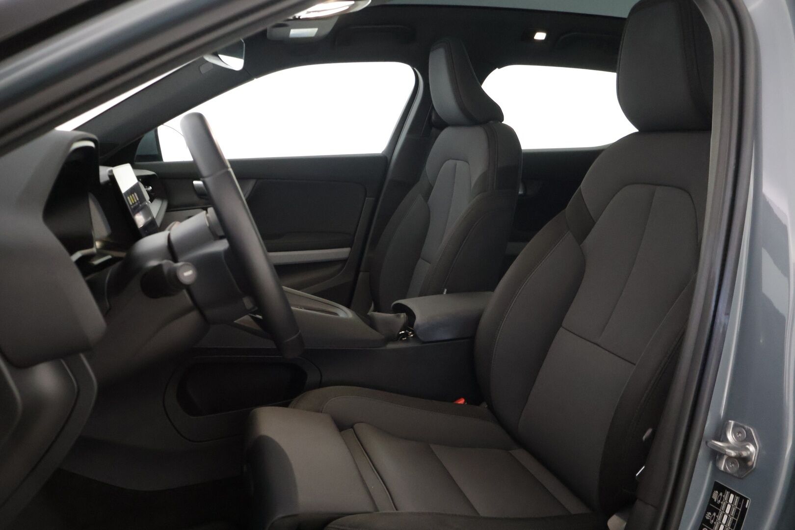 Polestar 2 2022 Standard Range Single Motor, 170kW, 64kWh* Pilot&Plus / ILP / 360-kamera / Lasikatto * - Kahdet renkaat alumiinivanteilla / Hyvin pidetty yksilö, loistavalla varustepaketilla *