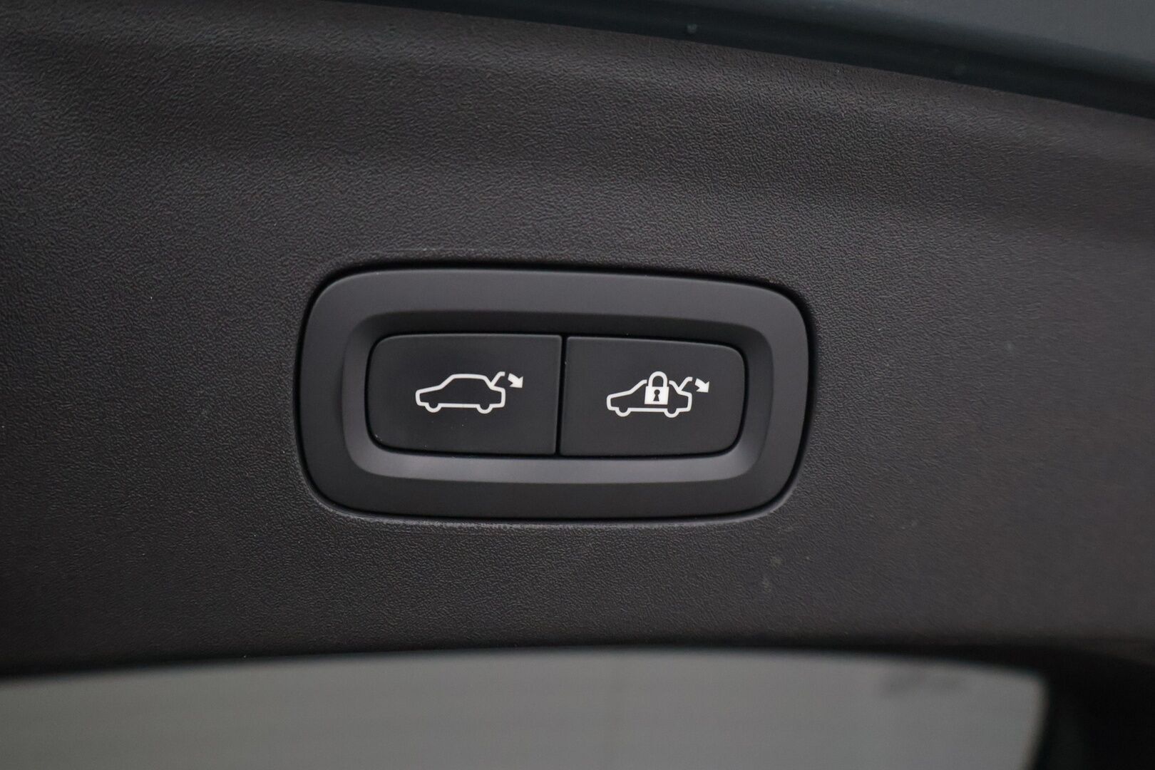 Polestar 2 2022 Standard Range Single Motor, 170kW, 64kWh* Pilot&Plus / ILP / 360-kamera / Lasikatto * - Kahdet renkaat alumiinivanteilla / Hyvin pidetty yksilö, loistavalla varustepaketilla *