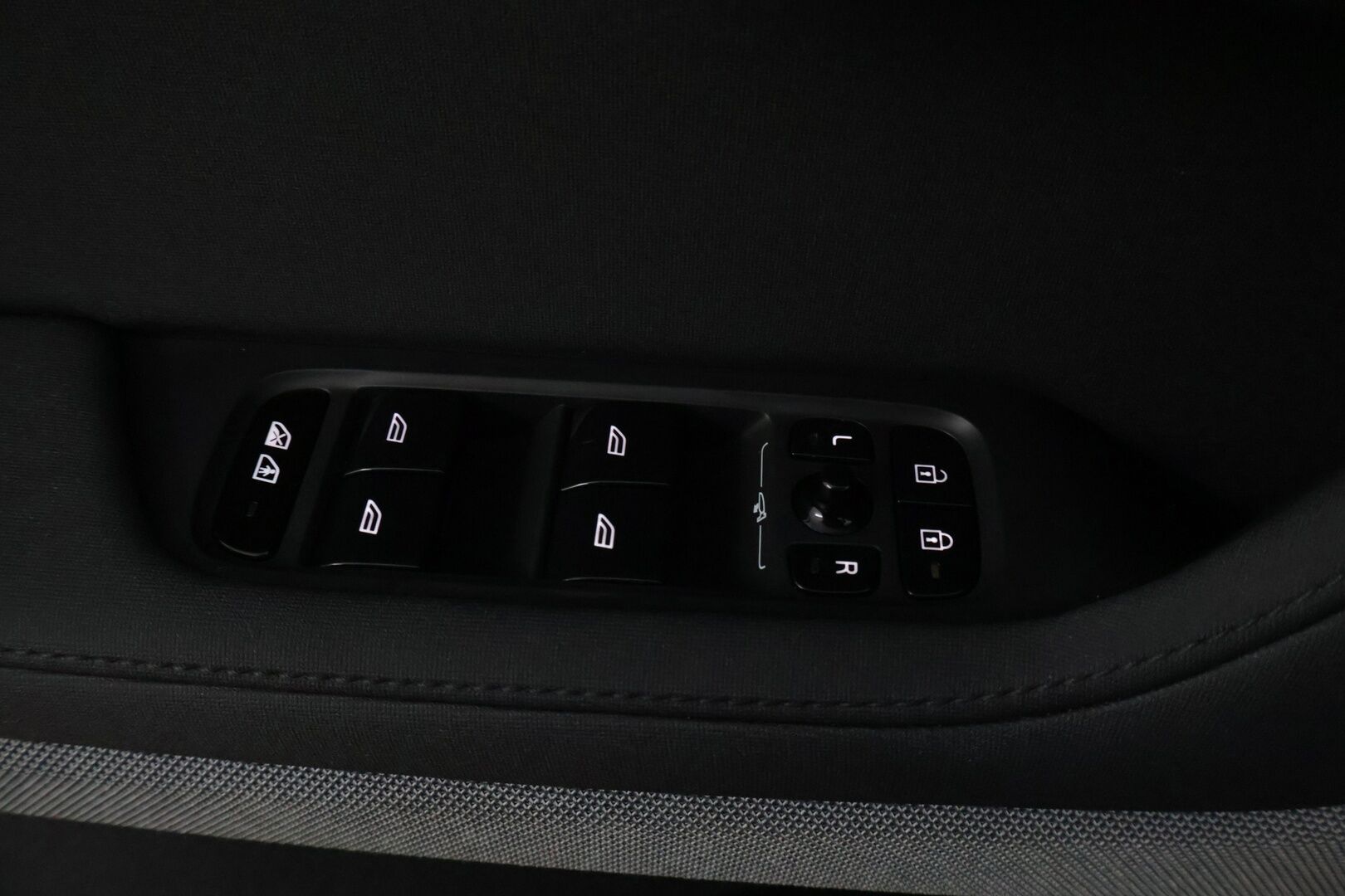 Polestar 2 2022 Standard Range Single Motor, 170kW, 64kWh* Pilot&Plus / ILP / 360-kamera / Lasikatto * - Kahdet renkaat alumiinivanteilla / Hyvin pidetty yksilö, loistavalla varustepaketilla *