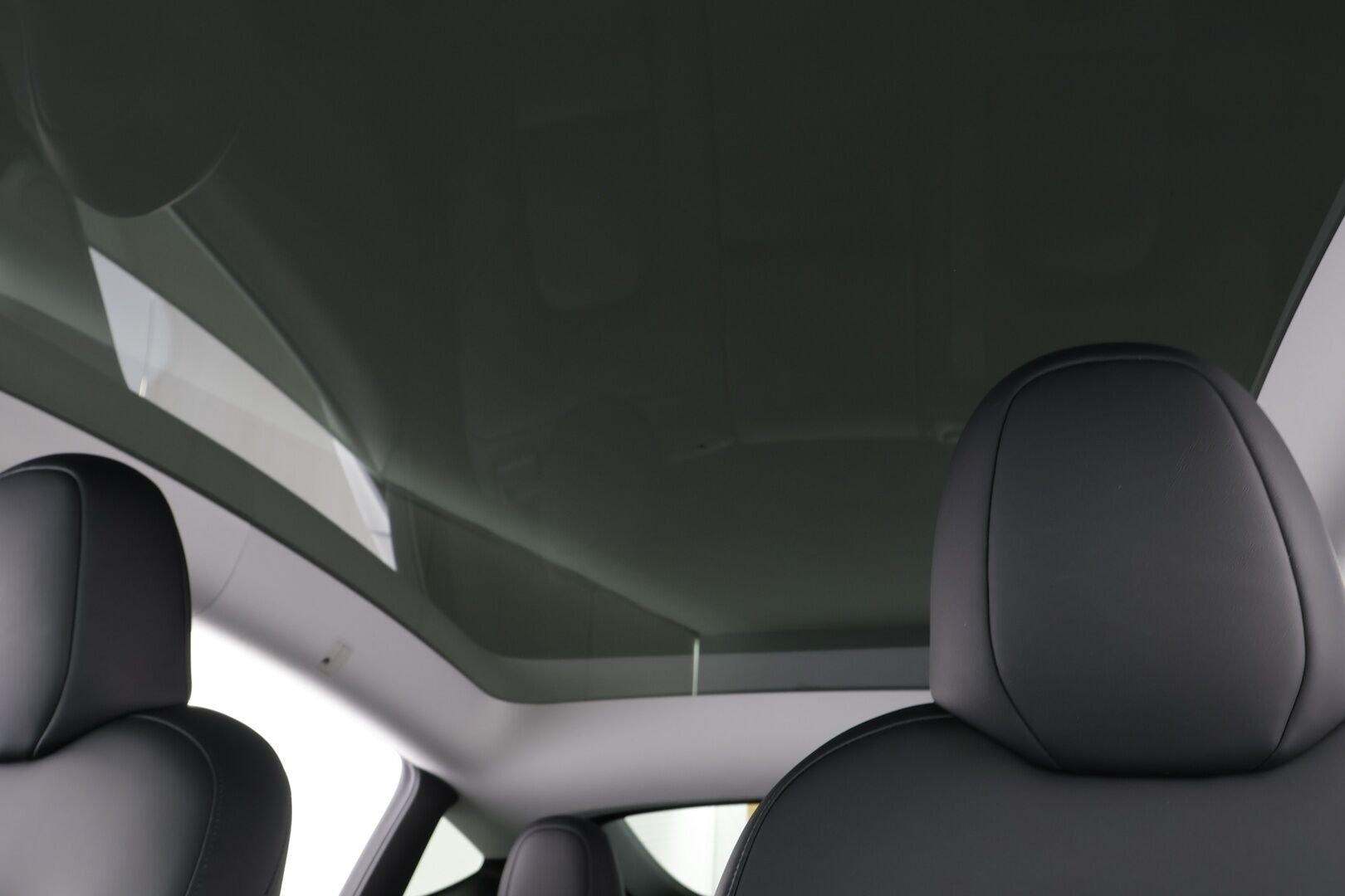 Tesla Model Y 2024 RWD * Koukku / ILP / ACC / Lasikatto / Matrix-LED / P.Kamera / Muistipenkki / Premium Audio / Navi / Kaistavahti * - 1-om Suomi-auto / 2x Latauskaapelit