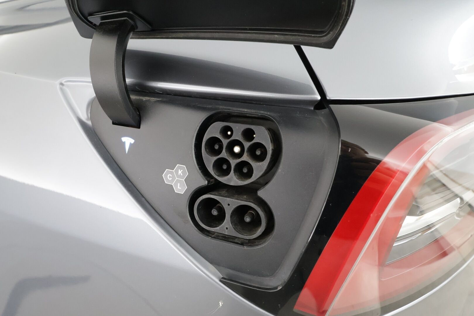 Tesla Model Y 2024 RWD * Koukku / ILP / ACC / Lasikatto / Matrix-LED / P.Kamera / Muistipenkki / Premium Audio / Navi / Kaistavahti * - 1-om Suomi-auto / 2x Latauskaapelit