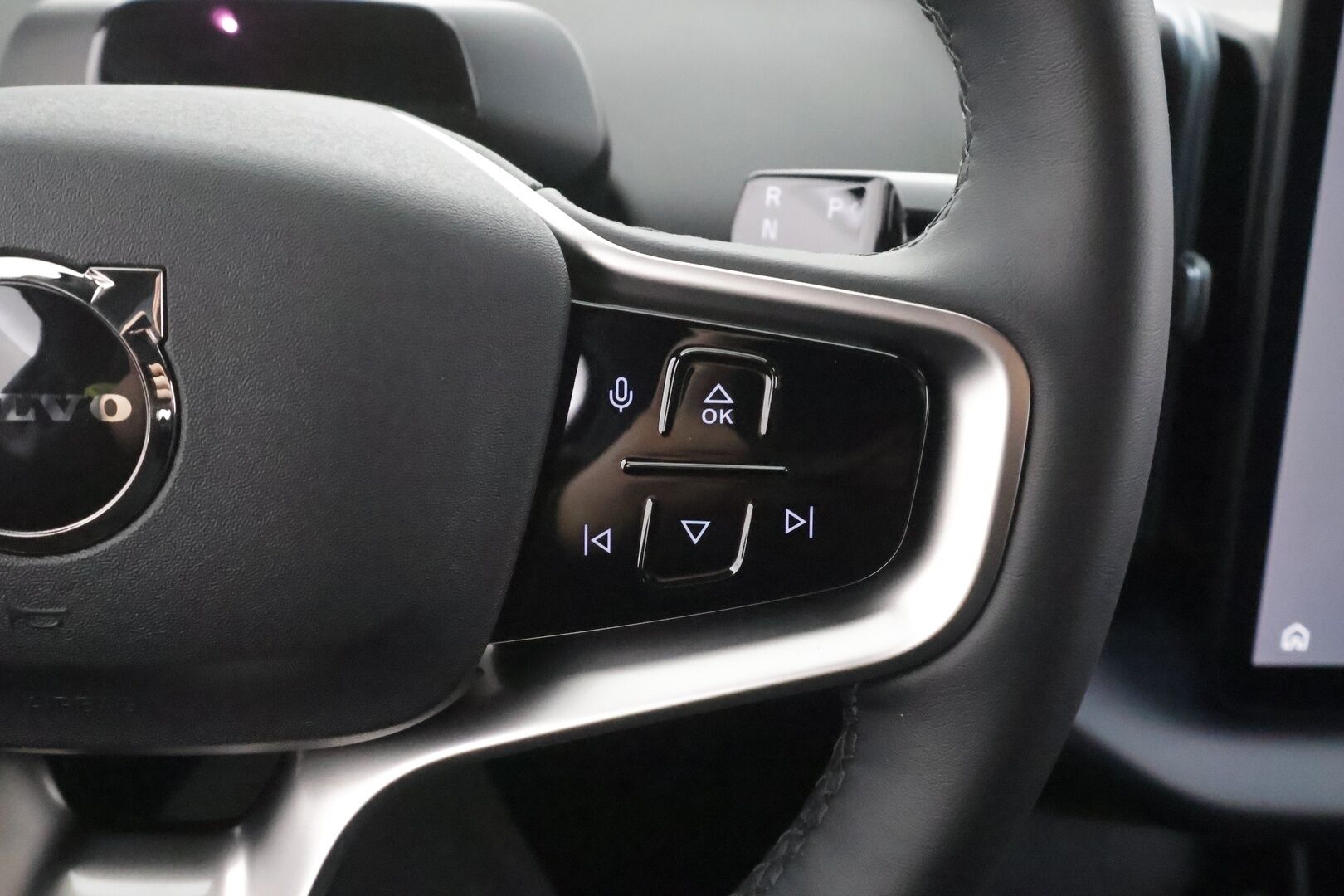 Volvo EX30 2025 Twin Performance Plus - | ACC | ILP | Harman/Kardon | Muistipenkki | Sähköpenkit | Pilot Assist | BLIS | P.kamera | Keyless | LED | 2x renkaat aluin | 1-om suomiauto | 