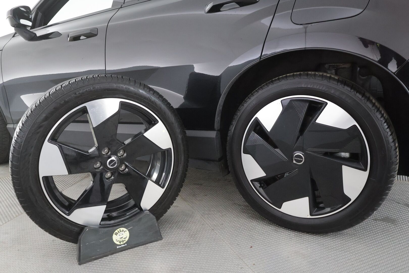 Volvo EX30 2025 Twin Performance Plus - | ACC | ILP | Harman/Kardon | Muistipenkki | Sähköpenkit | Pilot Assist | BLIS | P.kamera | Keyless | LED | 2x renkaat aluin | 1-om suomiauto | 