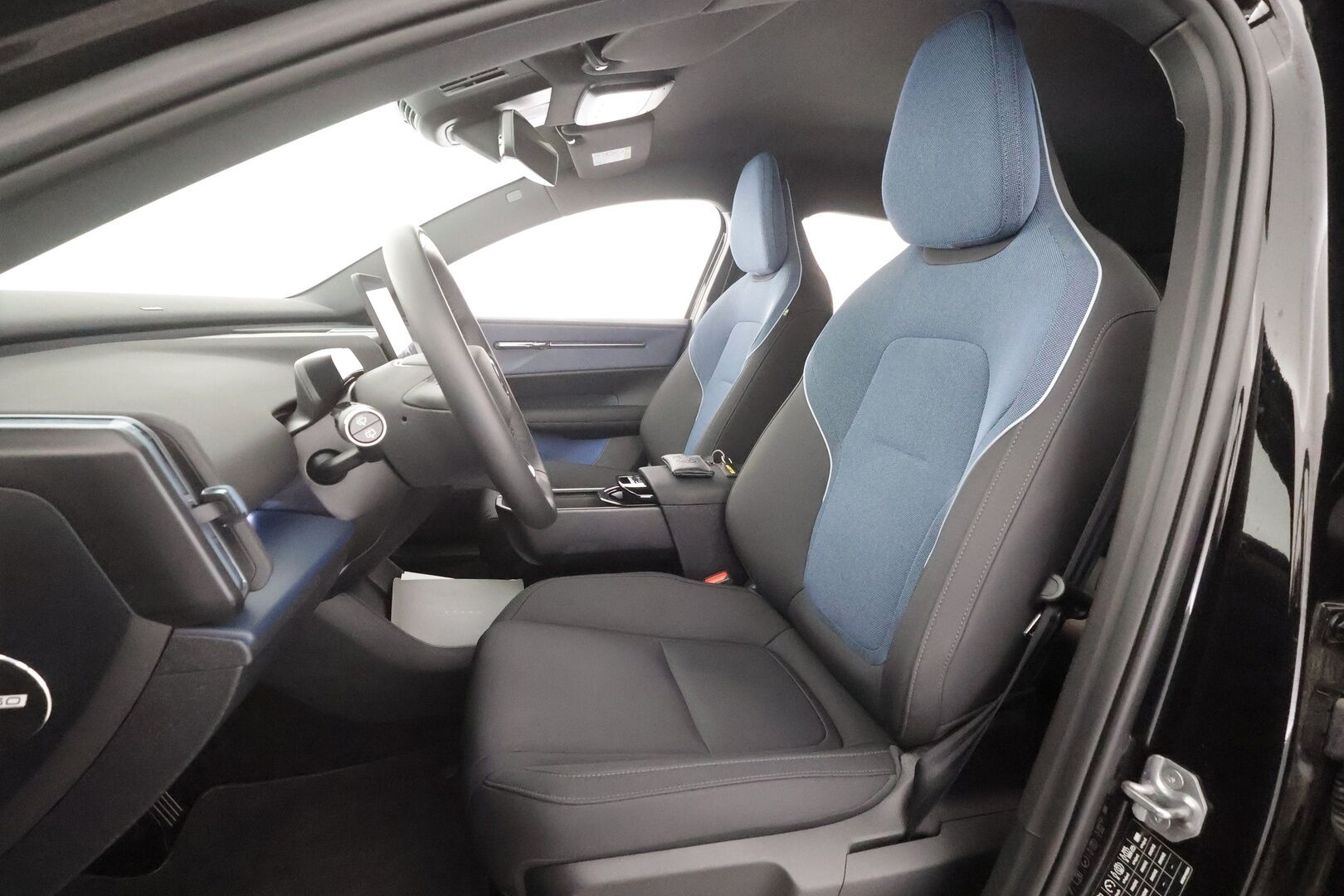 Volvo EX30 2025 Twin Performance Plus - | ACC | ILP | Harman/Kardon | Muistipenkki | Sähköpenkit | Pilot Assist | BLIS | P.kamera | Keyless | LED | 2x renkaat aluin | 1-om suomiauto | 