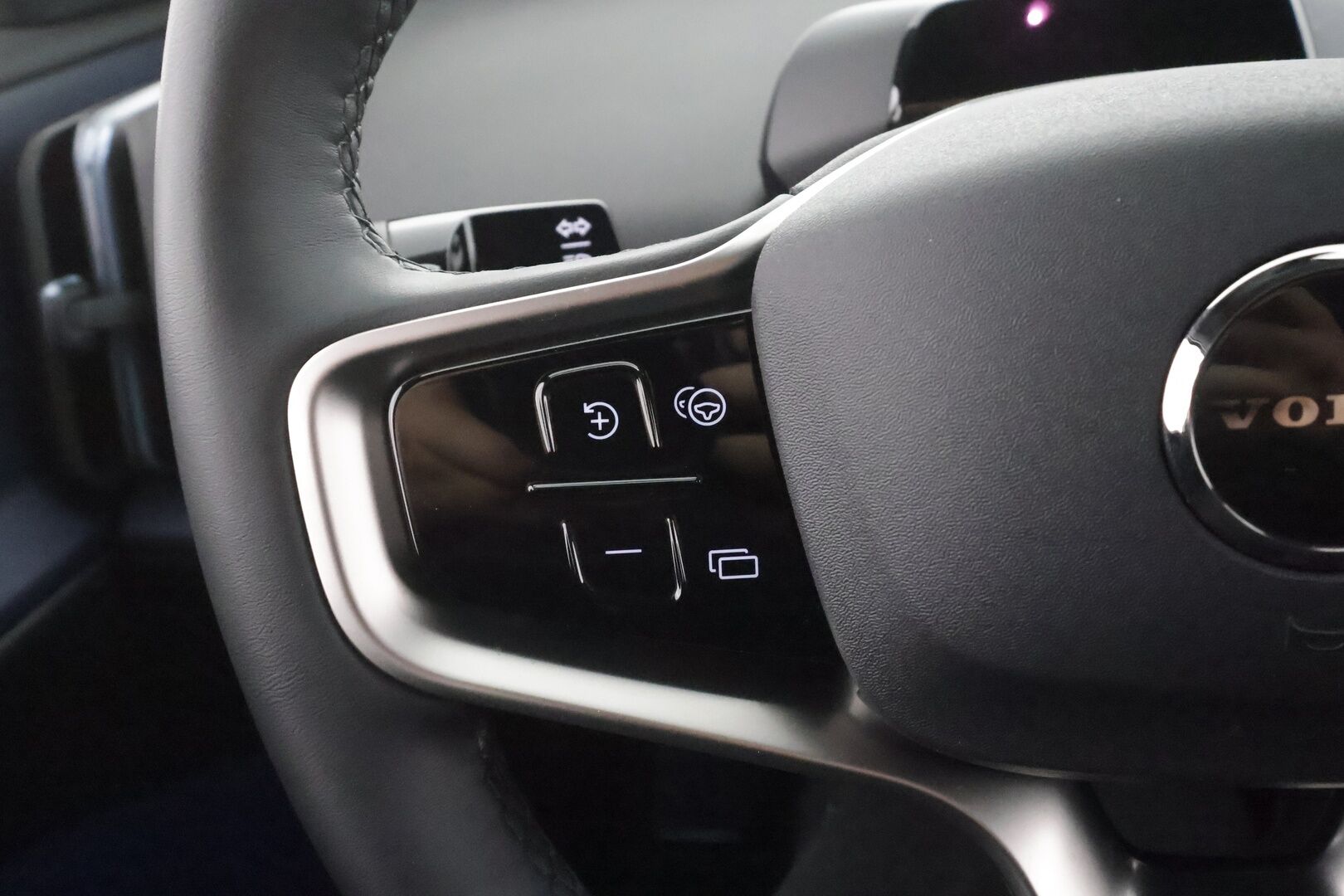 Volvo EX30 2025 Twin Performance Plus - | ACC | ILP | Harman/Kardon | Muistipenkki | Sähköpenkit | Pilot Assist | BLIS | P.kamera | Keyless | LED | 2x renkaat aluin | 1-om suomiauto | 