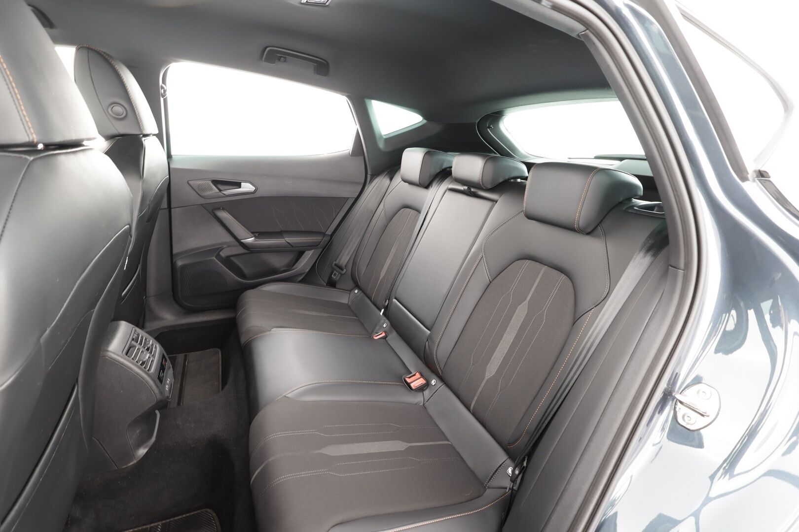 Cupra Formentor 2021 VZ 1.4 PHEV 180 kW e-HYBRID DSG * Koukku / ACC / LED / P.kamera / Digimittaristo / Keyless * - Akku kuntotarkastettu / Kahdet renkaat aluvanteilla / Merkkihuollot / 2x Latauskaapelit 