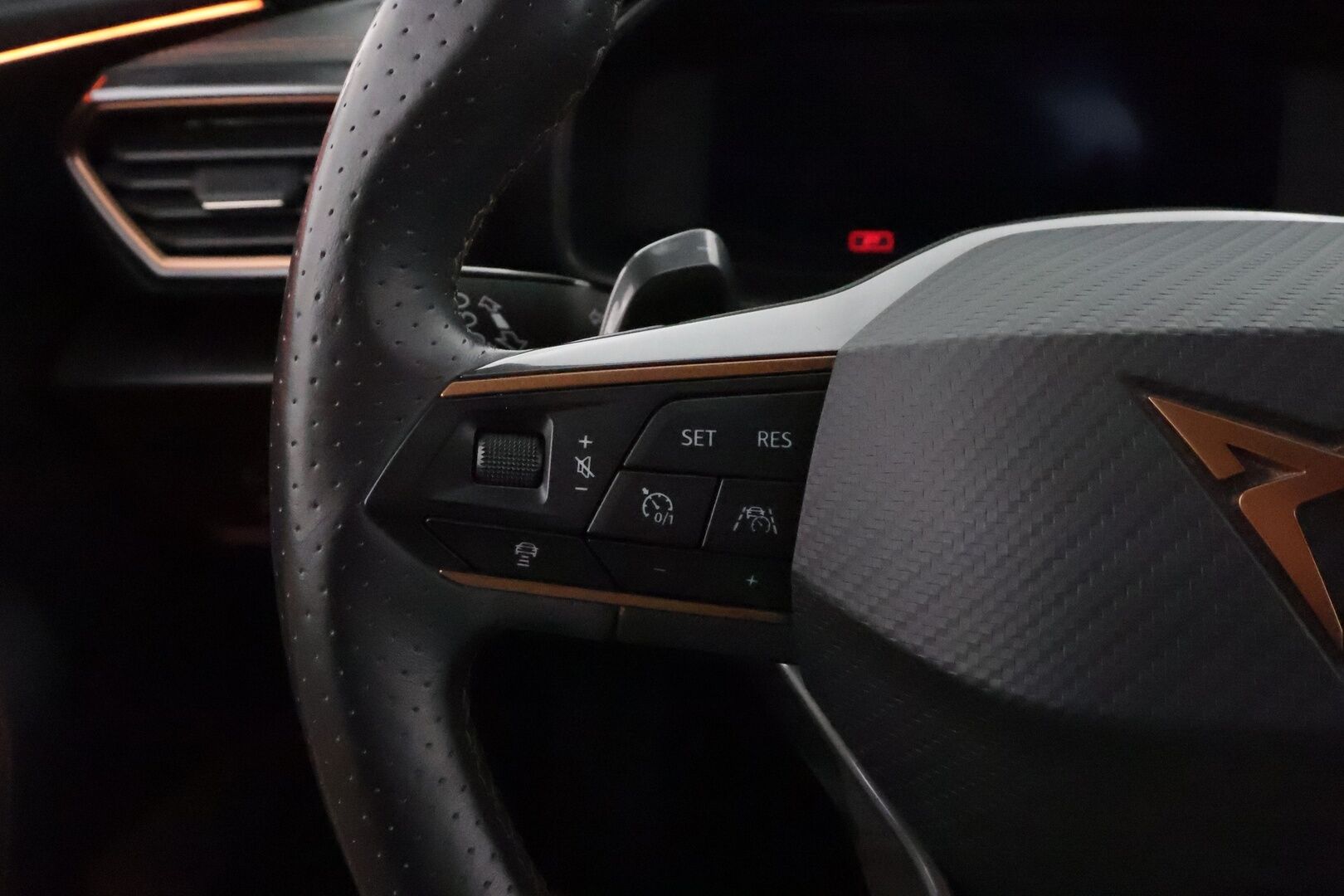 Cupra Formentor 2021 VZ 1.4 PHEV 180 kW e-HYBRID DSG **Adapt.vakkari / P.kamera / Koukku / Digimittaristo / Sporttipenkit / KeylessGo** - Akku kuntotarkastettu / Kahdet renkaat aluvanteilla 