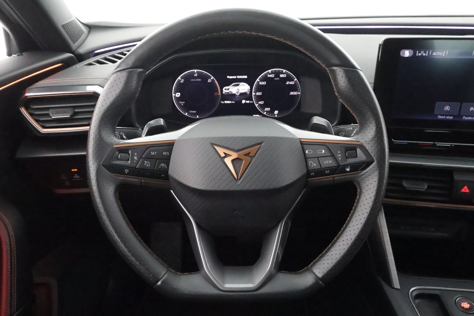 Cupra Formentor 2021 VZ 1.4 PHEV 180 kW e-HYBRID DSG * Koukku / ACC / LED / P.kamera / Digimittaristo / Keyless * - Akku kuntotarkastettu / Kahdet renkaat aluvanteilla / Merkkihuollot / 2x Latauskaapelit 