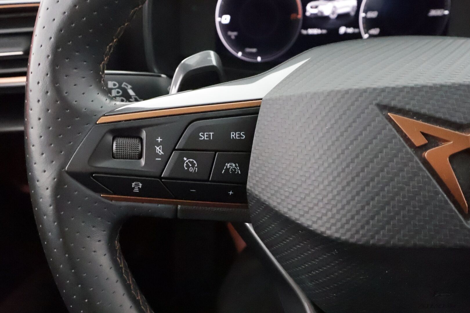 Cupra Formentor 2021 VZ 1.4 PHEV 180 kW e-HYBRID DSG * Koukku / ACC / LED / P.kamera / Digimittaristo / Keyless * - Akku kuntotarkastettu / Kahdet renkaat aluvanteilla / Merkkihuollot / 2x Latauskaapelit 