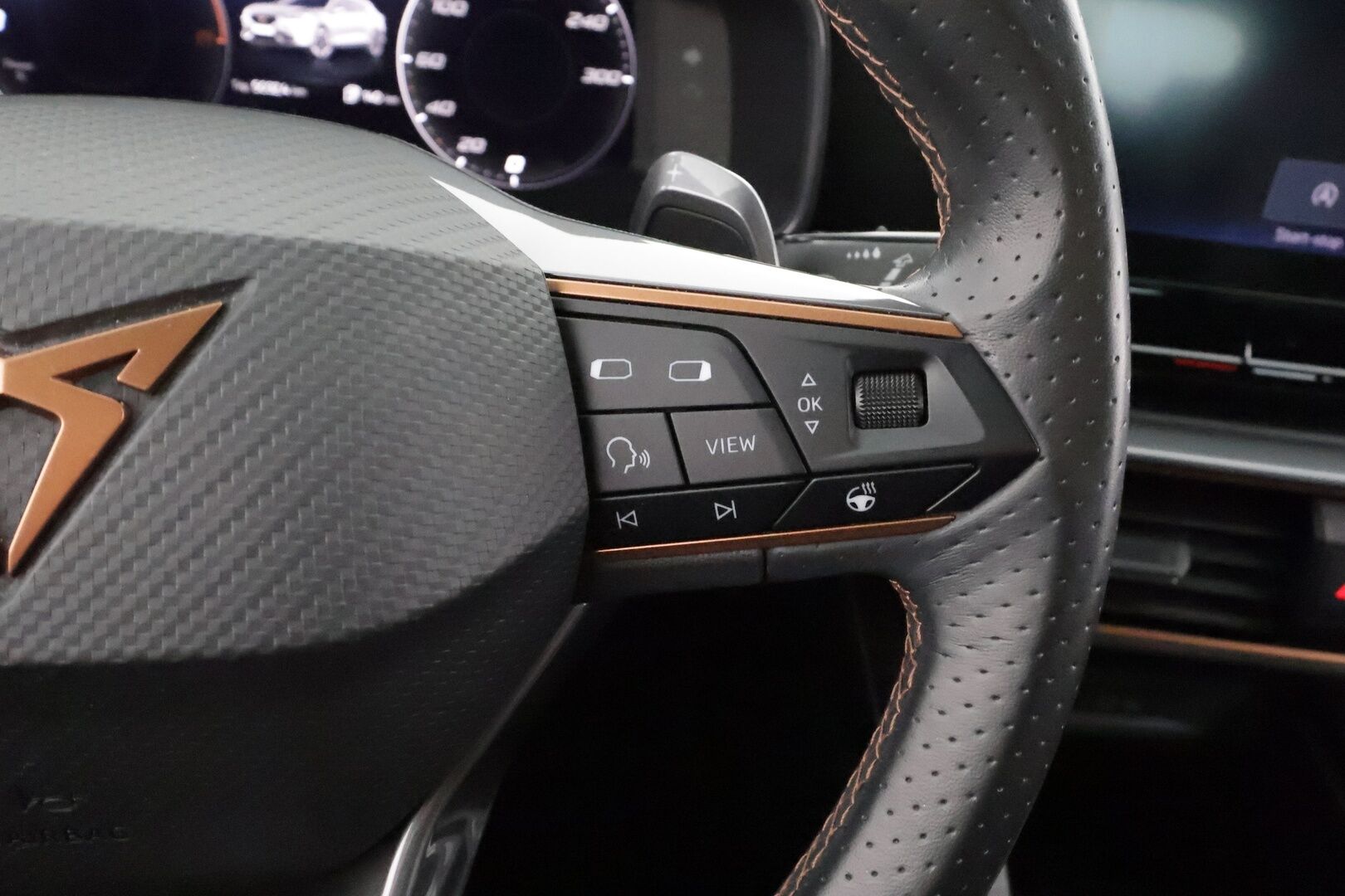 Cupra Formentor 2021 VZ 1.4 PHEV 180 kW e-HYBRID DSG * Koukku / ACC / LED / P.kamera / Digimittaristo / Keyless * - Akku kuntotarkastettu / Kahdet renkaat aluvanteilla / Merkkihuollot / 2x Latauskaapelit 