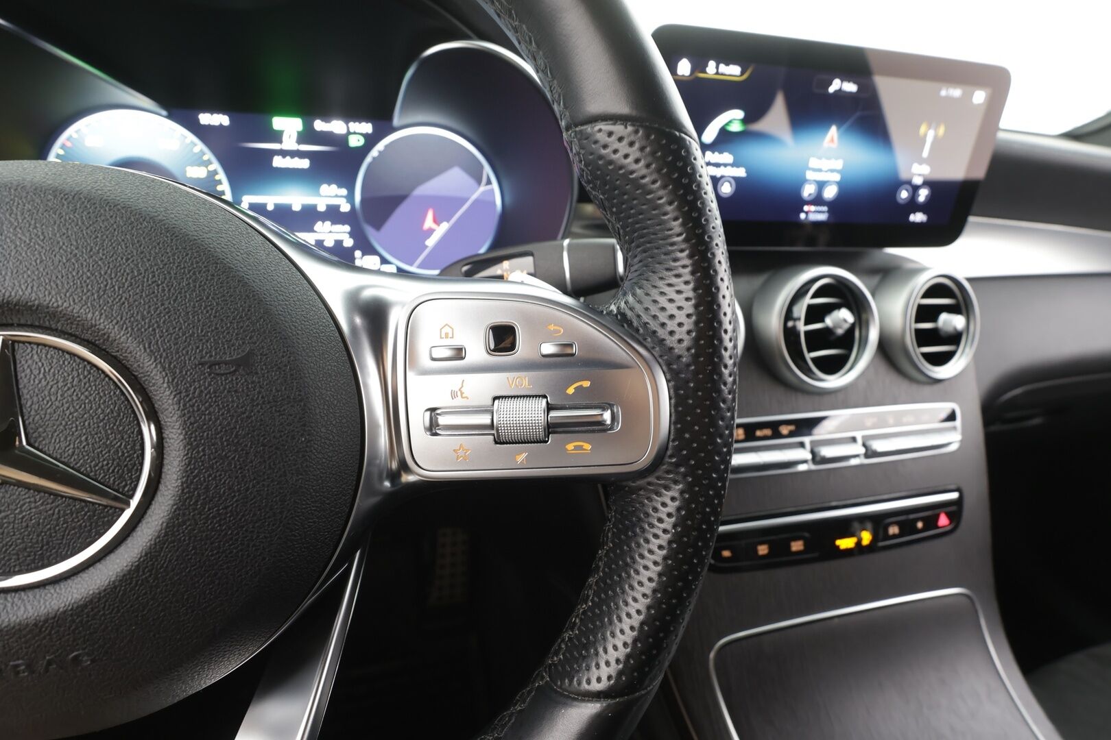 Mercedes-Benz GLC 2020 300 e 4MATIC A Business AMG EQ Power - | Distronic | Koukku | Burmester | Digimittaristo | P.kamera | Sporttipenkit | Nahka-alcantara | Navi | LED | 2x renkaat aluin | 