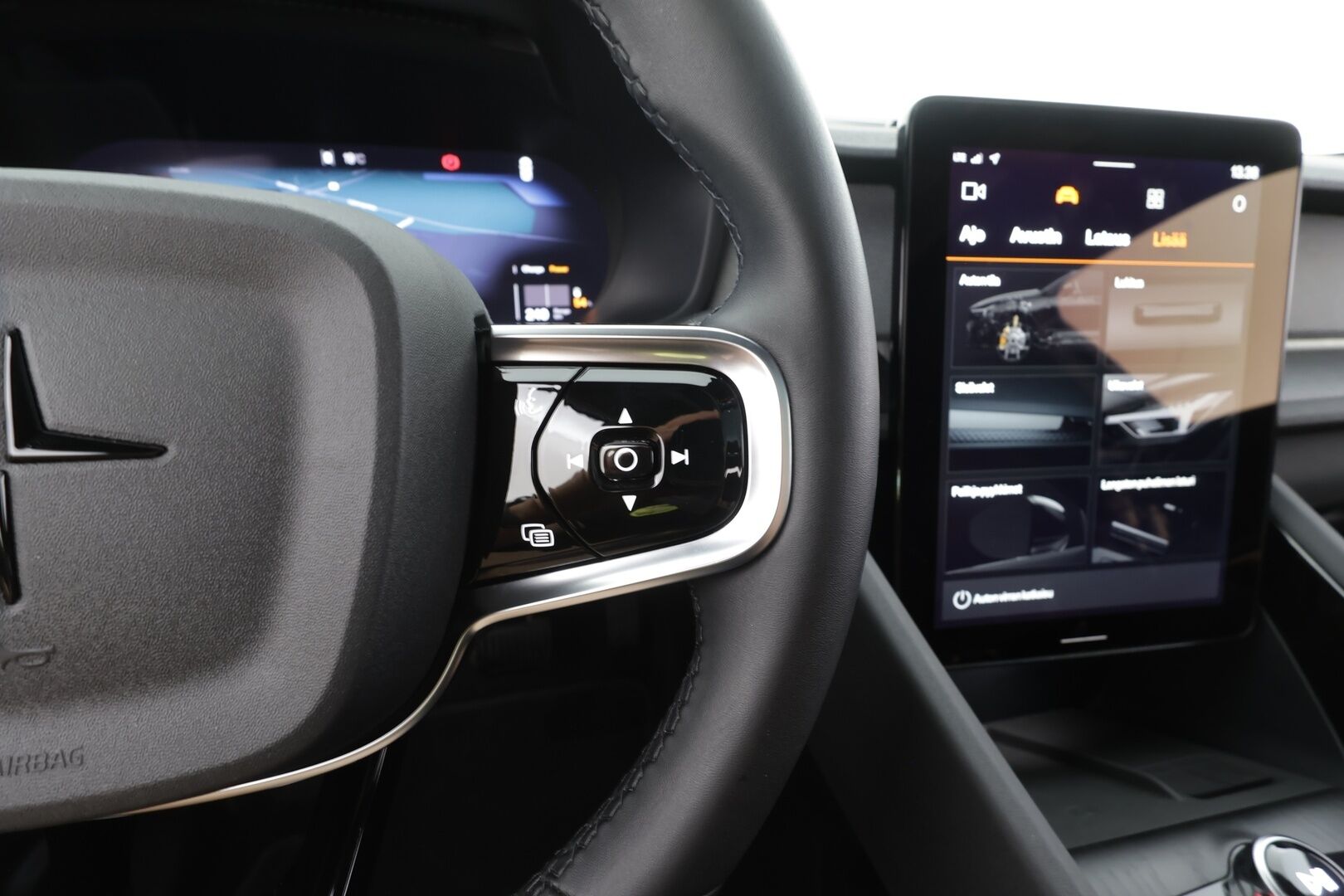 Polestar 2 2025 Long range Dual motor Plus Pack - | Pilot assist | ILP | Koukku | LED | 360-Kamera | Muistipenkki | High performance audio | Lasikatto | Sporttipenkit | Keyless | Apple&Android | 1.Om Suomi-auto | Merkkihuollettu | Kahdet Renkaat |