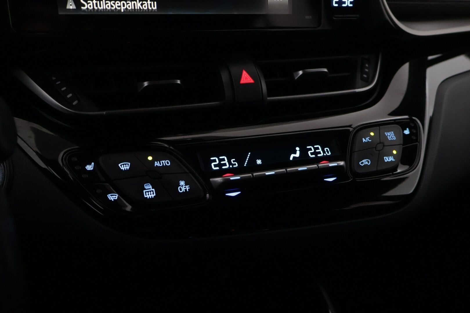 Toyota C-HR 2019 1,8 Hybrid Premium *ACC / Nahkasisusta / Tutkat / Kamera / BLIS / KeyLessGo / Navi / Ratinlämmitin* - Merkkihuollettu siisti kuntoinen C-HR kaksilla renkailla ja vanteilla! - HULLUT AVAJAISHULINAT KORKOTARJOUS 3,29 %