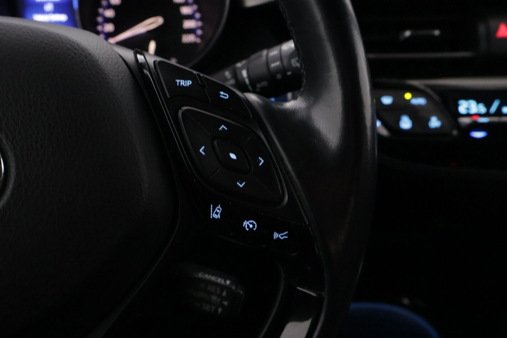 Toyota C-HR 2019 1,8 Hybrid Premium *ACC / Nahkasisusta / Tutkat / Kamera / BLIS / KeyLessGo / Navi / Ratinlämmitin* - Merkkihuollettu siisti kuntoinen C-HR kaksilla renkailla ja vanteilla! - HULLUT AVAJAISHULINAT KORKOTARJOUS 3,29 %