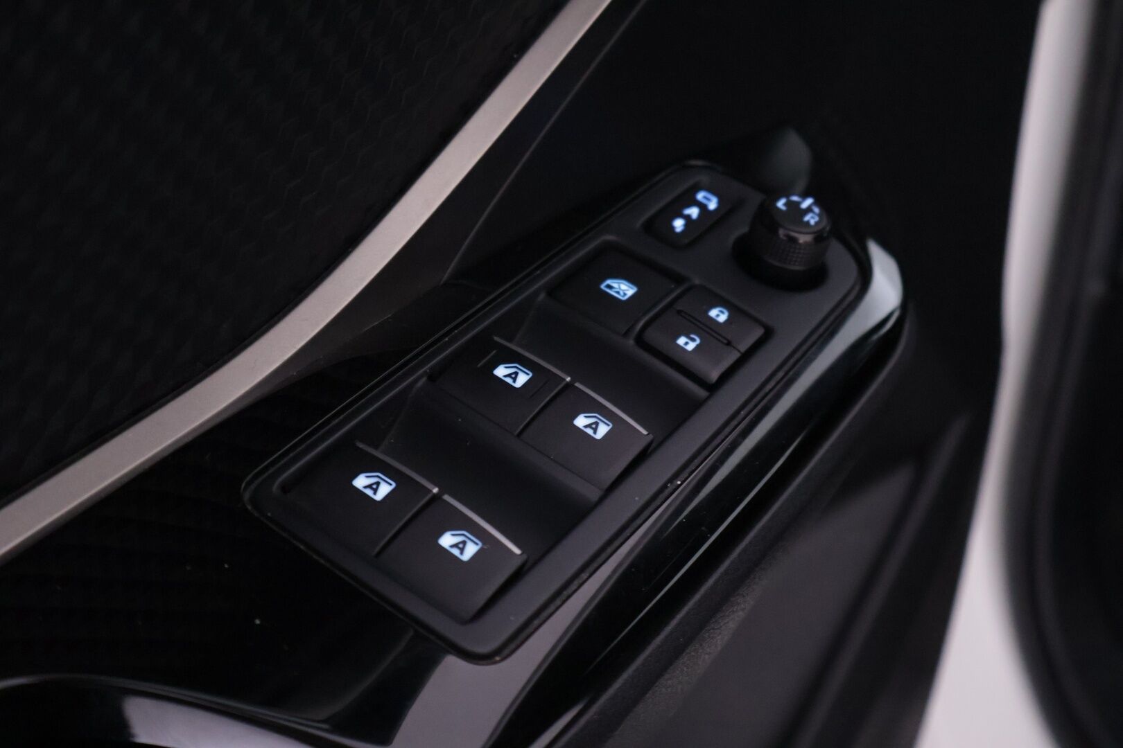 Toyota C-HR 2019 1,8 Hybrid Premium *ACC / Nahkasisusta / Tutkat / Kamera / BLIS / KeyLessGo / Navi / Ratinlämmitin* - Merkkihuollettu siisti kuntoinen C-HR kaksilla renkailla ja vanteilla! - HULLUT AVAJAISHULINAT KORKOTARJOUS 3,29 %