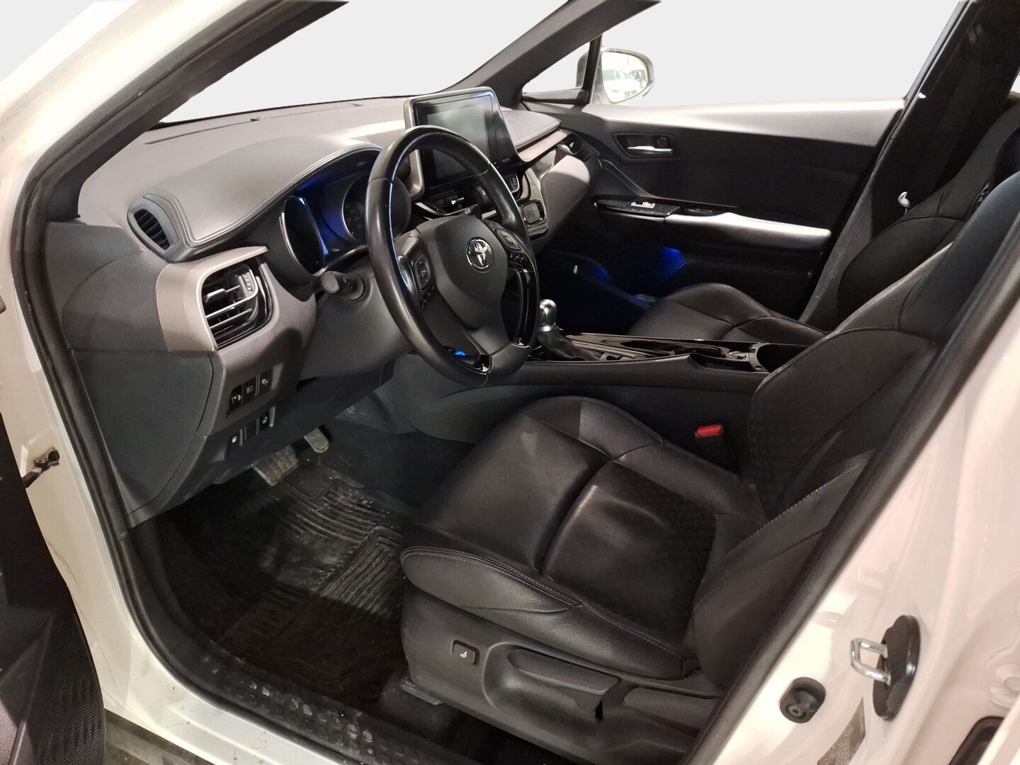 Toyota C-HR 2019 1,8 Hybrid Premium *ACC / Nahkasisusta / Tutkat / Kamera / BLIS / KeyLessGo / Navi / Ratinlämmitin* - Merkkihuollettu siisti kuntoinen C-HR kaksilla renkailla ja vanteilla!