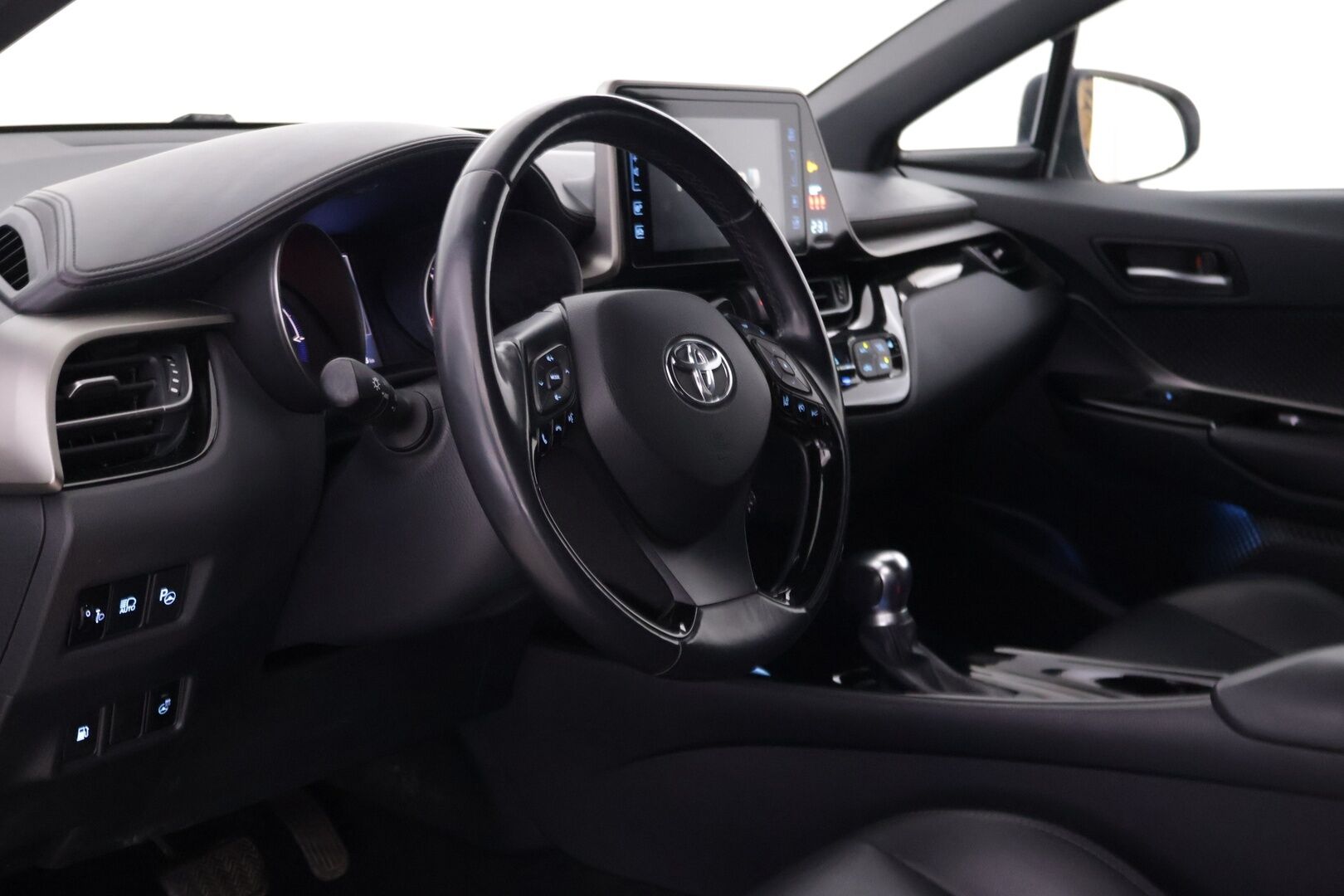 Toyota C-HR 2019 1,8 Hybrid Premium *ACC / Nahkasisusta / Tutkat / Kamera / BLIS / KeyLessGo / Navi / Ratinlämmitin* - Merkkihuollettu siisti kuntoinen C-HR kaksilla renkailla ja vanteilla! - HULLUT AVAJAISHULINAT KORKOTARJOUS 3,29 %