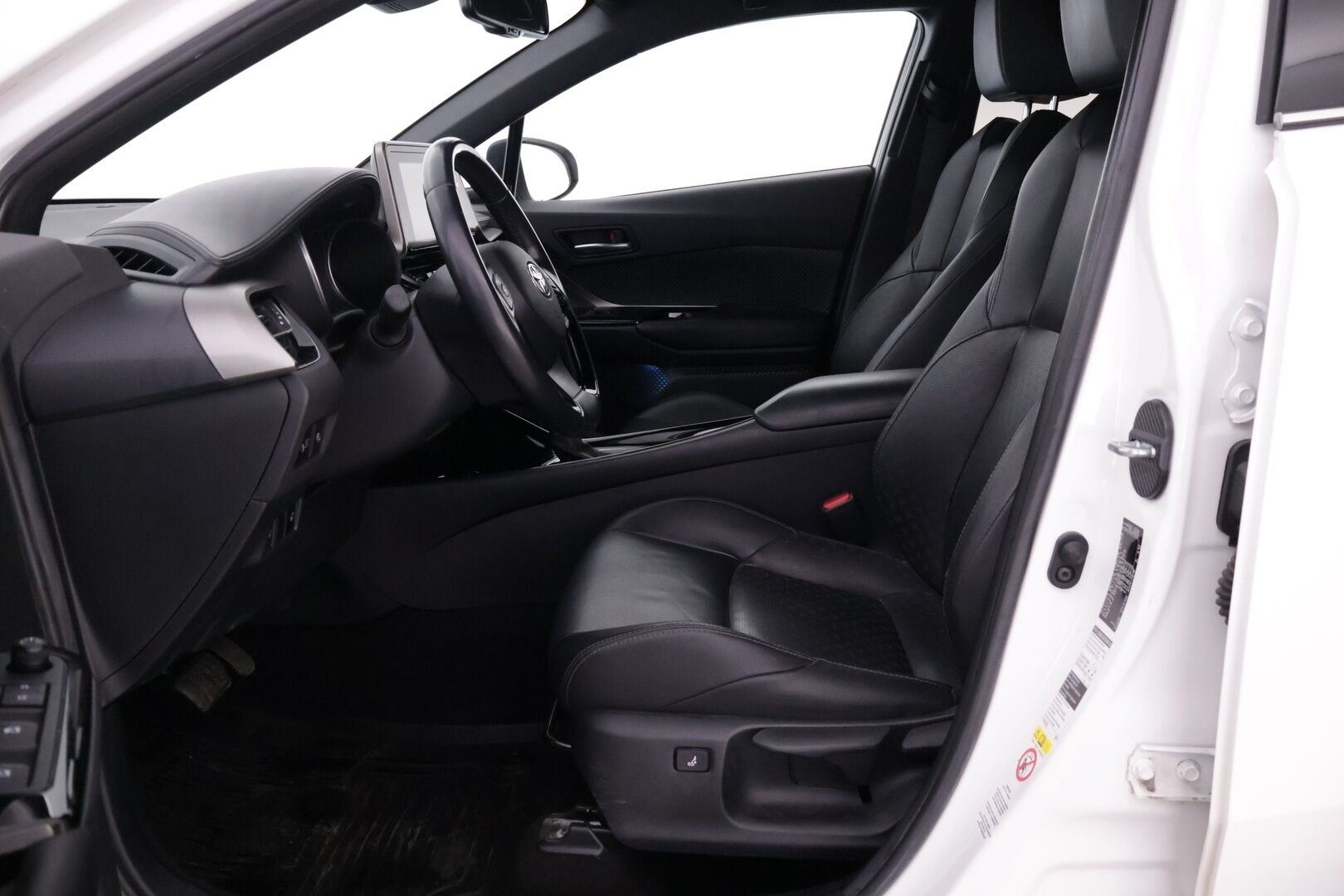 Toyota C-HR 2019 1,8 Hybrid Premium *ACC / Nahkasisusta / Tutkat / Kamera / BLIS / KeyLessGo / Navi / Ratinlämmitin* - Merkkihuollettu siisti kuntoinen C-HR kaksilla renkailla ja vanteilla! - HULLUT AVAJAISHULINAT KORKOTARJOUS 3,29 %