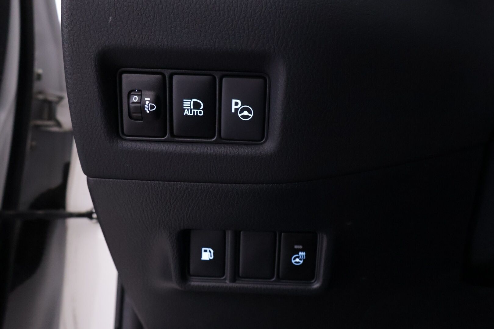 Toyota C-HR 2019 1,8 Hybrid Premium *ACC / Nahkasisusta / Tutkat / Kamera / BLIS / KeyLessGo / Navi / Ratinlämmitin* - Merkkihuollettu siisti kuntoinen C-HR kaksilla renkailla ja vanteilla! - HULLUT AVAJAISHULINAT KORKOTARJOUS 3,29 %