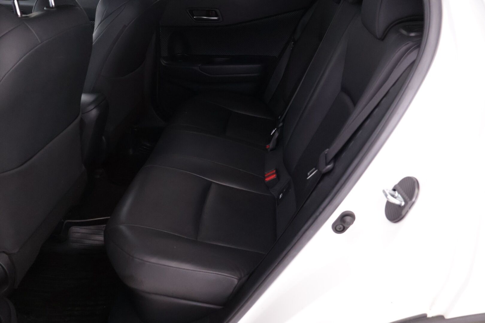 Toyota C-HR 2019 1,8 Hybrid Premium *ACC / Nahkasisusta / Tutkat / Kamera / BLIS / KeyLessGo / Navi / Ratinlämmitin* - Merkkihuollettu siisti kuntoinen C-HR kaksilla renkailla ja vanteilla! - HULLUT AVAJAISHULINAT KORKOTARJOUS 3,29 %