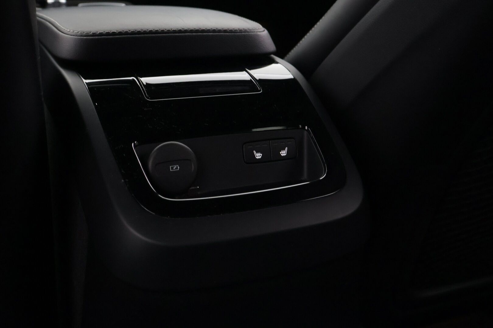 Volvo V60 2021 T6 TwE AWD R-Design aut - 3,99 % KORKOTARJOUS TÄHÄN AUTOON - Webasto / Adapt. Vakkari / P-Kamera / Sport-penkit / Sähköpenkki muistilla / Juuri huollettu ! 