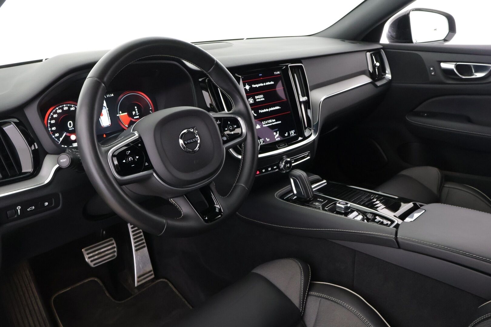 Volvo V60 2021 T6 TwE AWD R-Design aut - 3,99 % KORKOTARJOUS TÄHÄN AUTOON - Webasto / Adapt. Vakkari / P-Kamera / Sport-penkit / Sähköpenkki muistilla / Juuri huollettu ! 