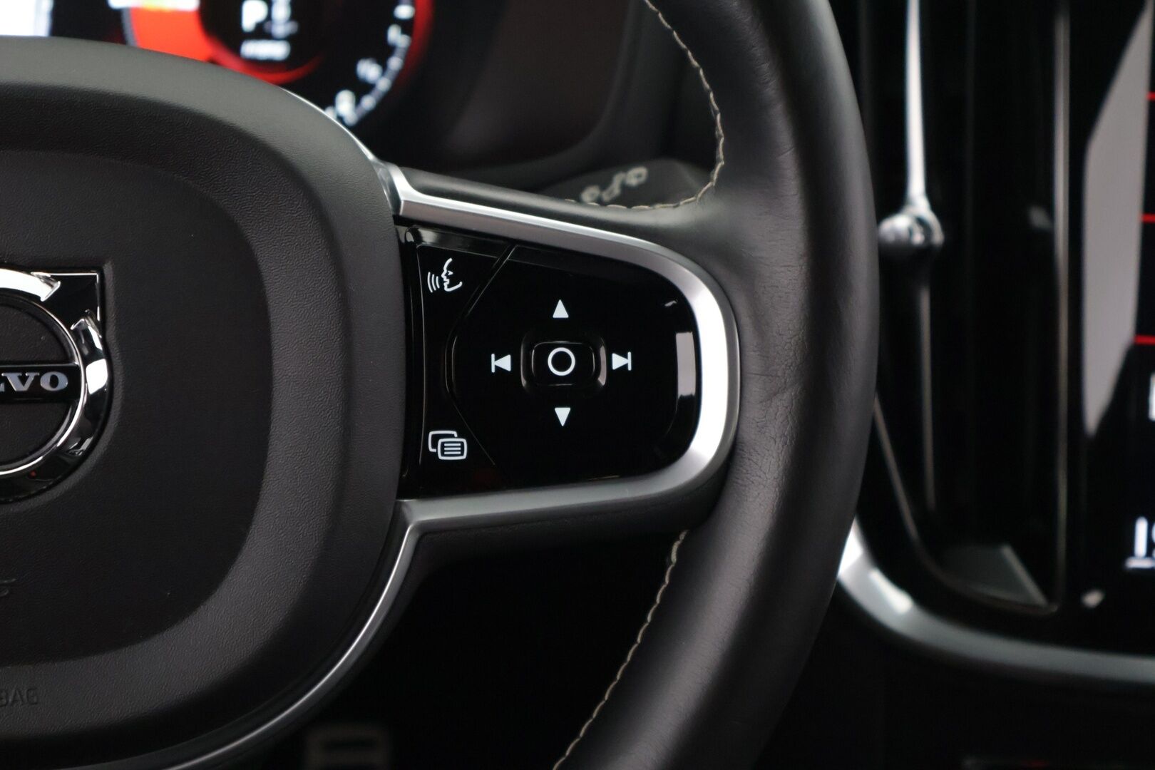 Volvo V60 2021 T6 TwE AWD R-Design aut - 3,99 % KORKOTARJOUS TÄHÄN AUTOON - Webasto / Adapt. Vakkari / P-Kamera / Sport-penkit / Sähköpenkki muistilla / Juuri huollettu ! 