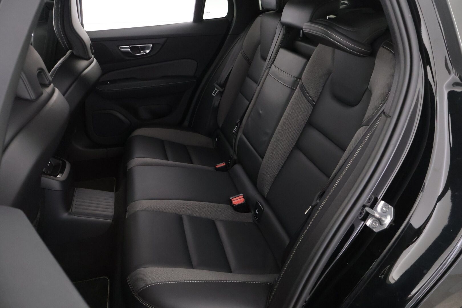 Volvo V60 2021 T6 TwE AWD R-Design aut - 3,99 % KORKOTARJOUS TÄHÄN AUTOON - Webasto / Adapt. Vakkari / P-Kamera / Sport-penkit / Sähköpenkki muistilla / Juuri huollettu ! 