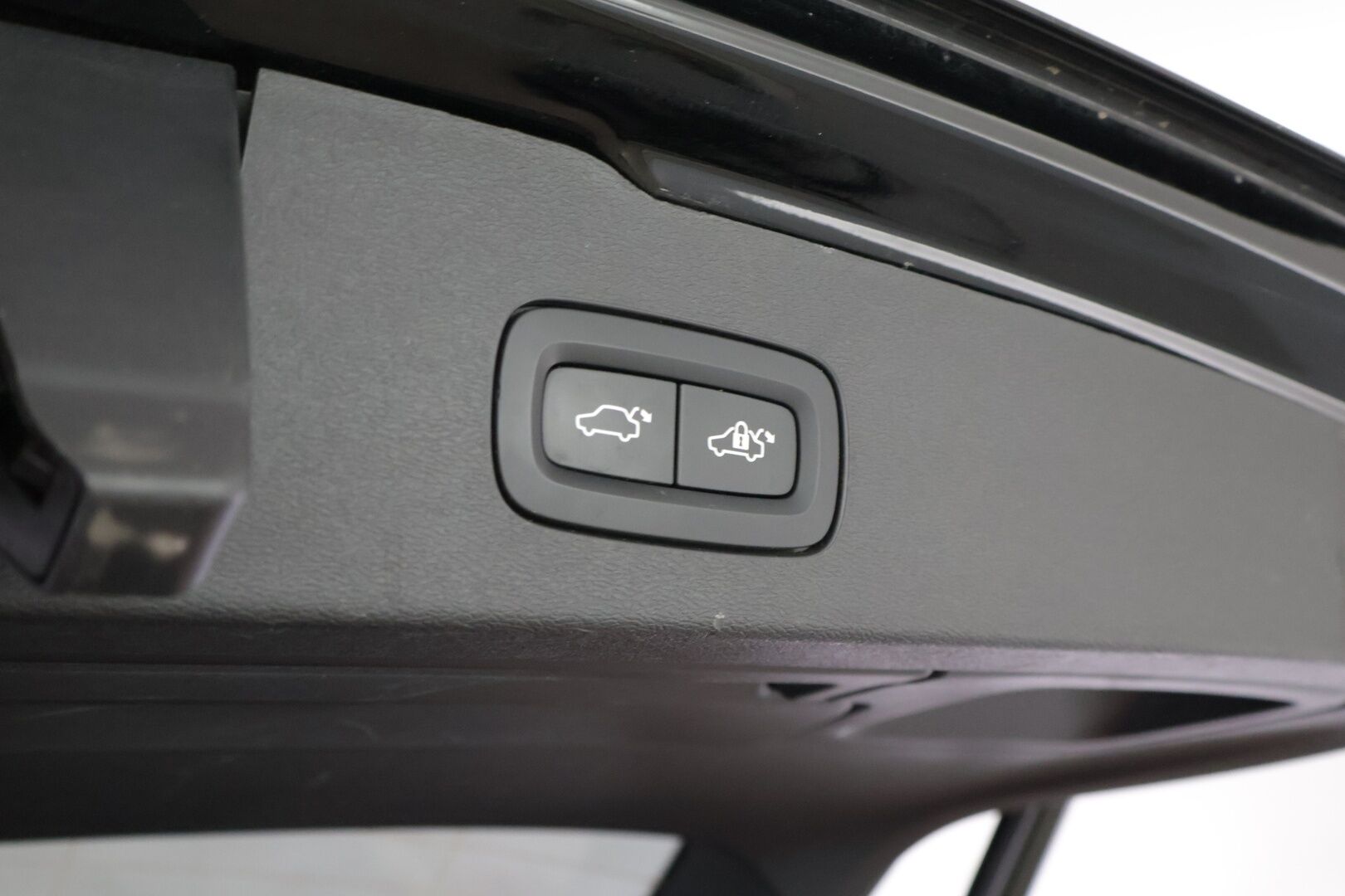 Volvo V60 2021 T6 TwE AWD R-Design aut - 3,99 % KORKOTARJOUS TÄHÄN AUTOON - Webasto / Adapt. Vakkari / P-Kamera / Sport-penkit / Sähköpenkki muistilla / Juuri huollettu ! 
