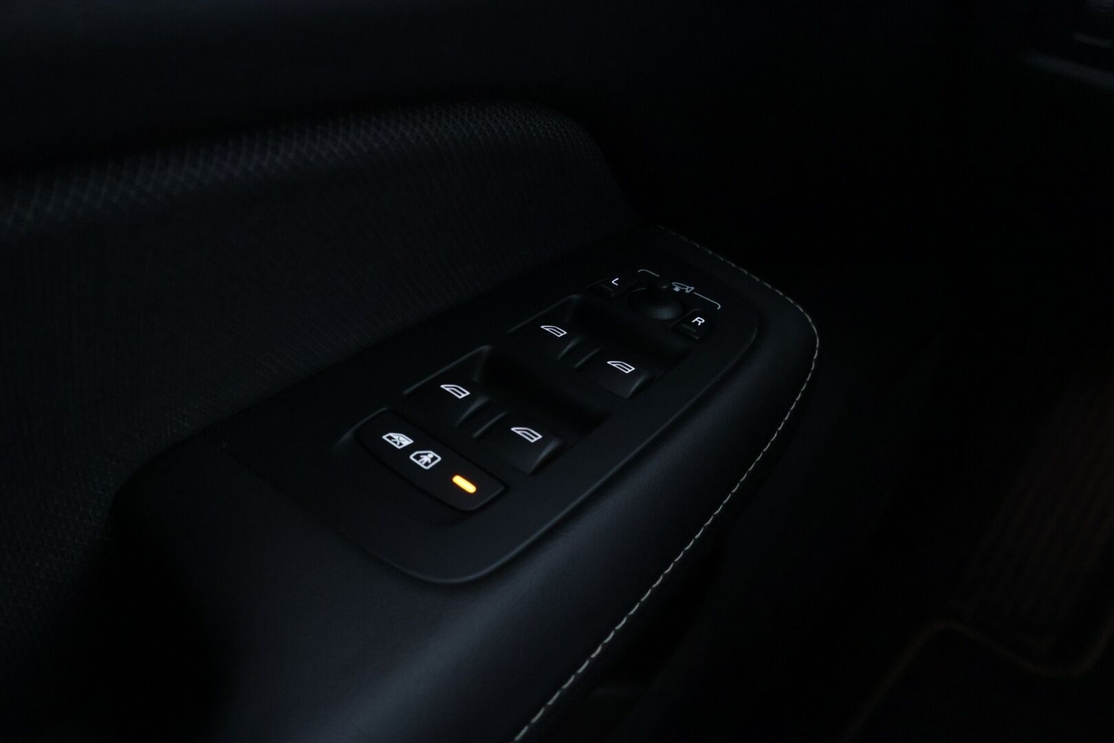 Volvo V60 2021 T6 TwE AWD R-Design aut - 3,99 % KORKOTARJOUS TÄHÄN AUTOON - Webasto / Adapt. Vakkari / P-Kamera / Sport-penkit / Sähköpenkki muistilla / Juuri huollettu ! 