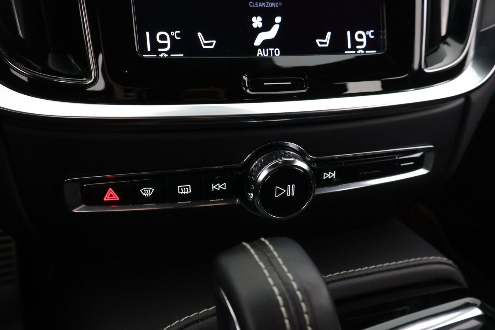 Volvo V60 2021 T6 TwE AWD R-Design aut - 3,99 % KORKOTARJOUS TÄHÄN AUTOON - Webasto / Adapt. Vakkari / P-Kamera / Sport-penkit / Sähköpenkki muistilla / Juuri huollettu ! 
