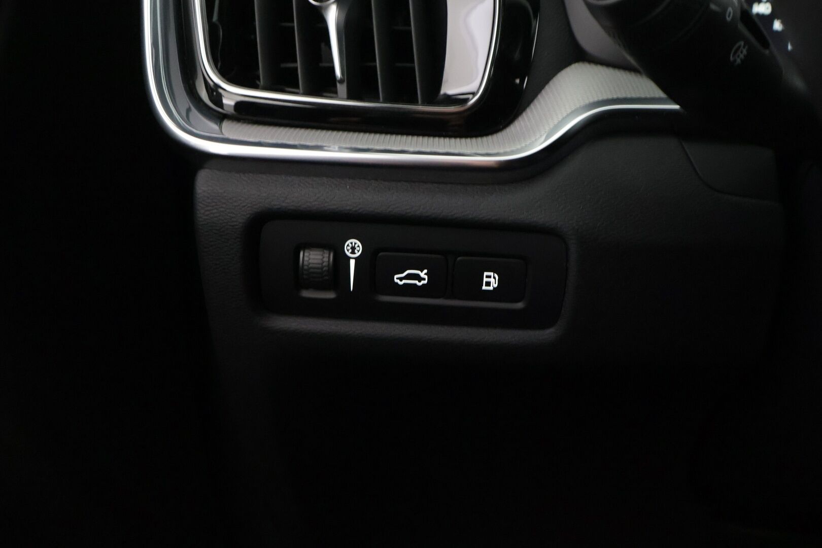 Volvo V60 2021 T6 TwE AWD R-Design aut - 3,99 % KORKOTARJOUS TÄHÄN AUTOON - Webasto / Adapt. Vakkari / P-Kamera / Sport-penkit / Sähköpenkki muistilla / Juuri huollettu ! 