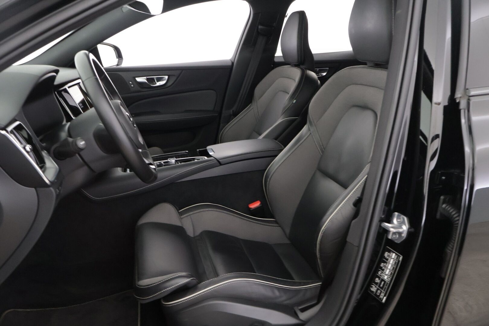Volvo V60 2021 T6 TwE AWD R-Design aut - 3,99 % KORKOTARJOUS TÄHÄN AUTOON - Webasto / Adapt. Vakkari / P-Kamera / Sport-penkit / Sähköpenkki muistilla / Juuri huollettu ! 