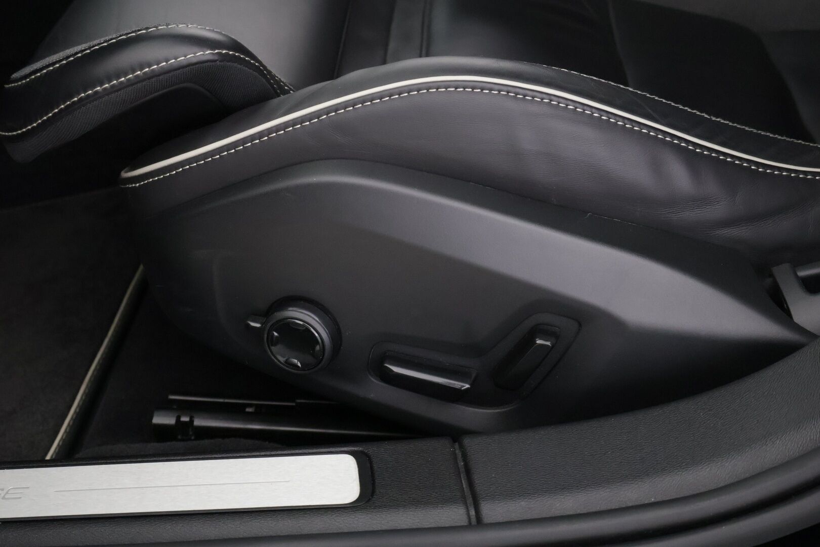 Volvo V60 2021 T6 TwE AWD R-Design aut - 3,99 % KORKOTARJOUS TÄHÄN AUTOON - Webasto / Adapt. Vakkari / P-Kamera / Sport-penkit / Sähköpenkki muistilla / Juuri huollettu ! 
