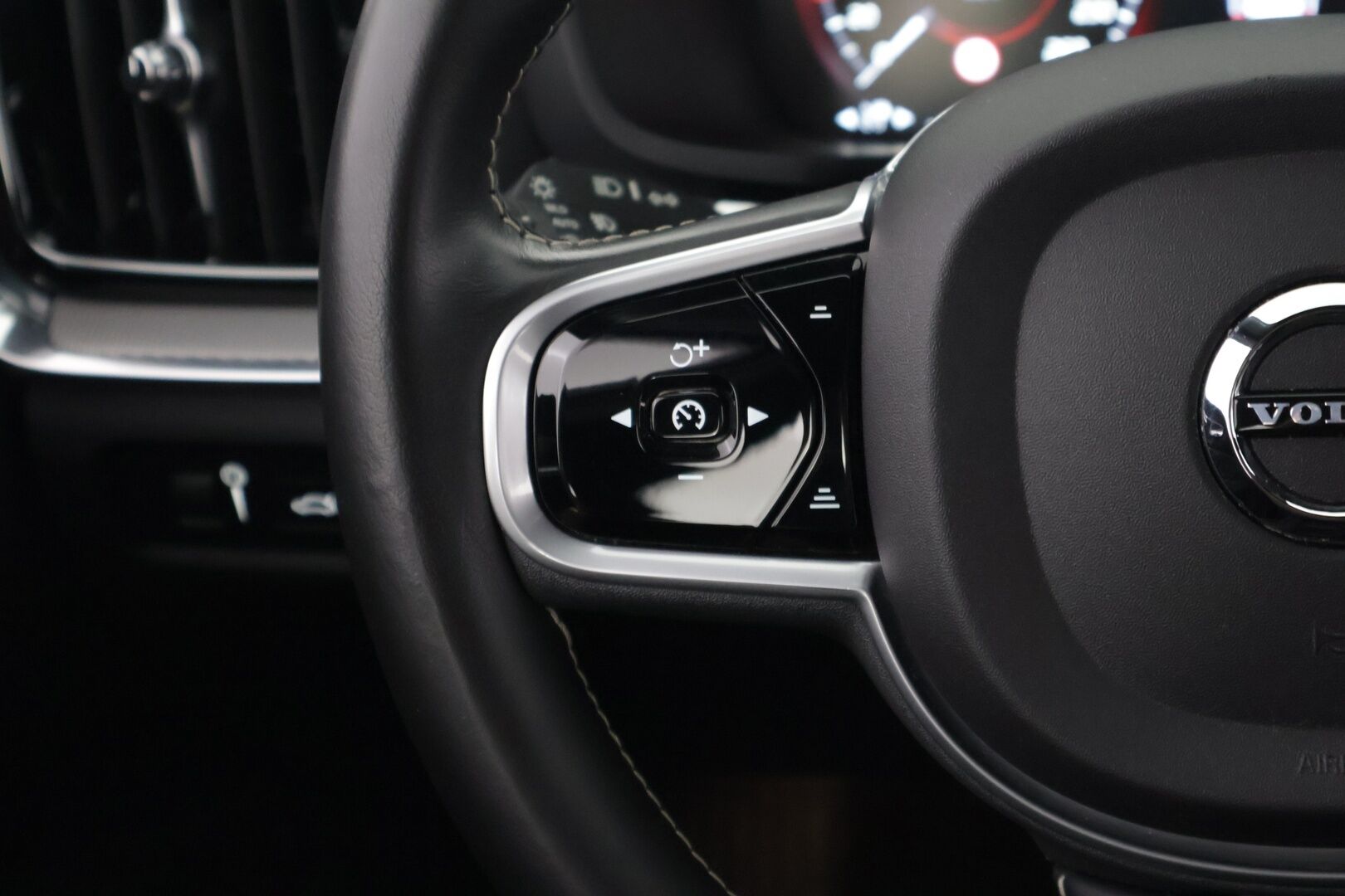 Volvo V60 2021 T6 TwE AWD R-Design aut - 3,99 % KORKOTARJOUS TÄHÄN AUTOON - Webasto / Adapt. Vakkari / P-Kamera / Sport-penkit / Sähköpenkki muistilla / Juuri huollettu ! 