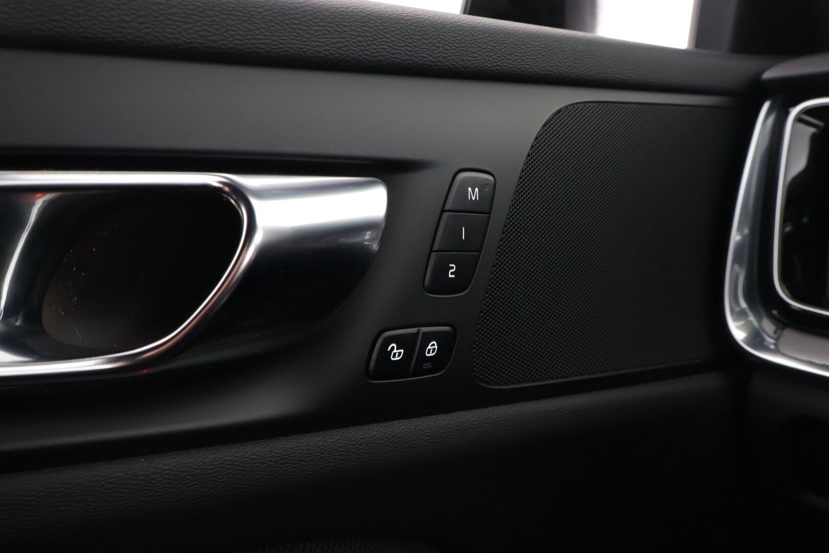 Volvo V60 2021 T6 TwE AWD R-Design aut - 3,99 % KORKOTARJOUS TÄHÄN AUTOON 28.9. ASTI! - Webasto / Adapt. Vakkari / P-Kamera / Sport-penkit / Sähköpenkki muistilla / Juuri huollettu ! 