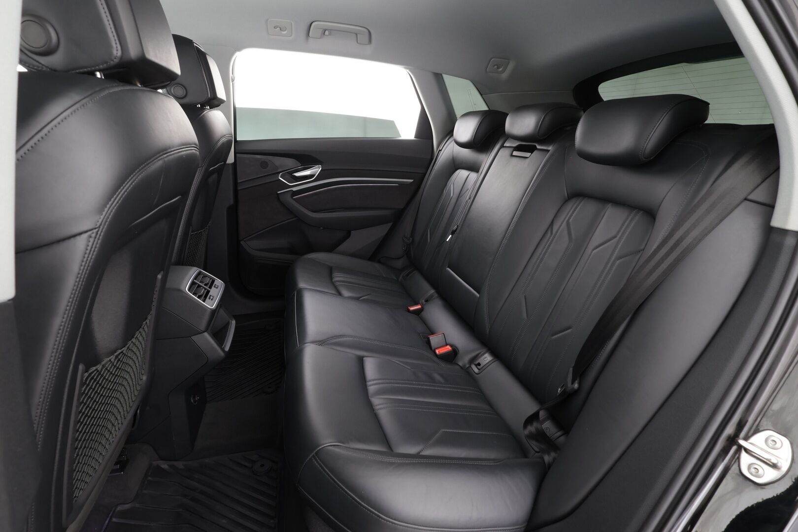 Audi e-tron 2021 Advanced 55 quattro * ACC / P.tutkat / Navi / Ilma-alusta / LED / Koukku / Muistipenkki / Sporttinahat * - Akku kuntotarkastettu SoH 95,8% / Kahdet renkaat vanteineen - HULLUT AVAJAISHULINAT KORKOTARJOUS 3,29 %