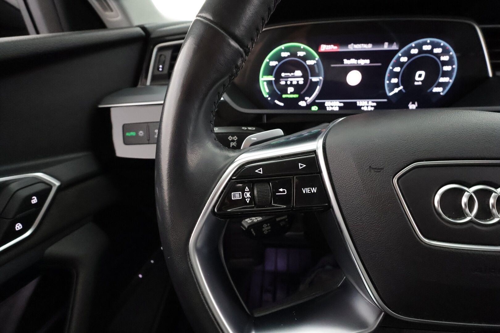 Audi e-tron 2021 Advanced 55 quattro - Akku kuntotarkastettu SoH 95,8% | Kahdet renkaat vanteineen | ACC | P.tutkat | Navi | Ilma-alusta | LED | Koukku | Muistipenkki | Sporttinahat 