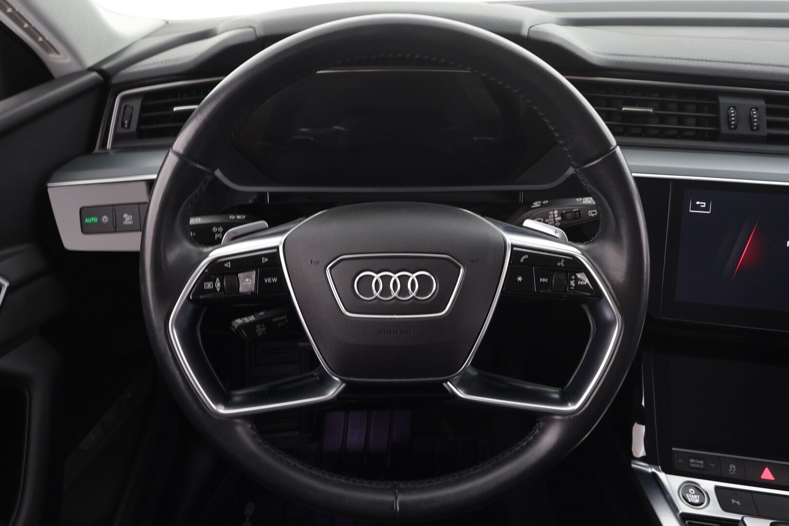 Audi e-tron 2021 Advanced 55 quattro - Akku kuntotarkastettu SoH 95,8% | Kahdet renkaat vanteineen | ACC | P.tutkat | Navi | Ilma-alusta | LED | Koukku | Muistipenkki | Sporttinahat 