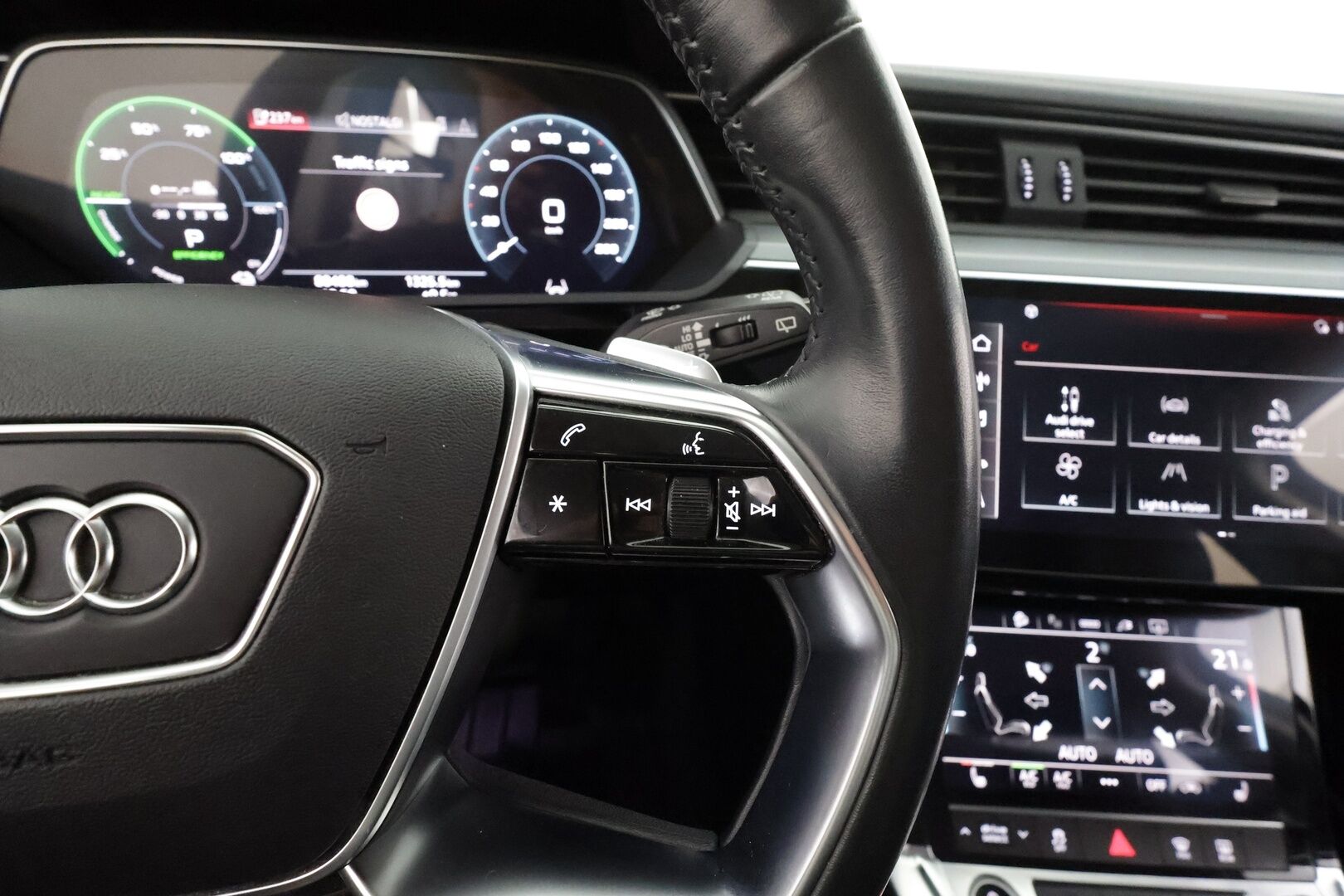 Audi e-tron 2021 Advanced 55 quattro - Akku kuntotarkastettu SoH 95,8% | Kahdet renkaat vanteineen | ACC | P.tutkat | Navi | Ilma-alusta | LED | Koukku | Muistipenkki | Sporttinahat 