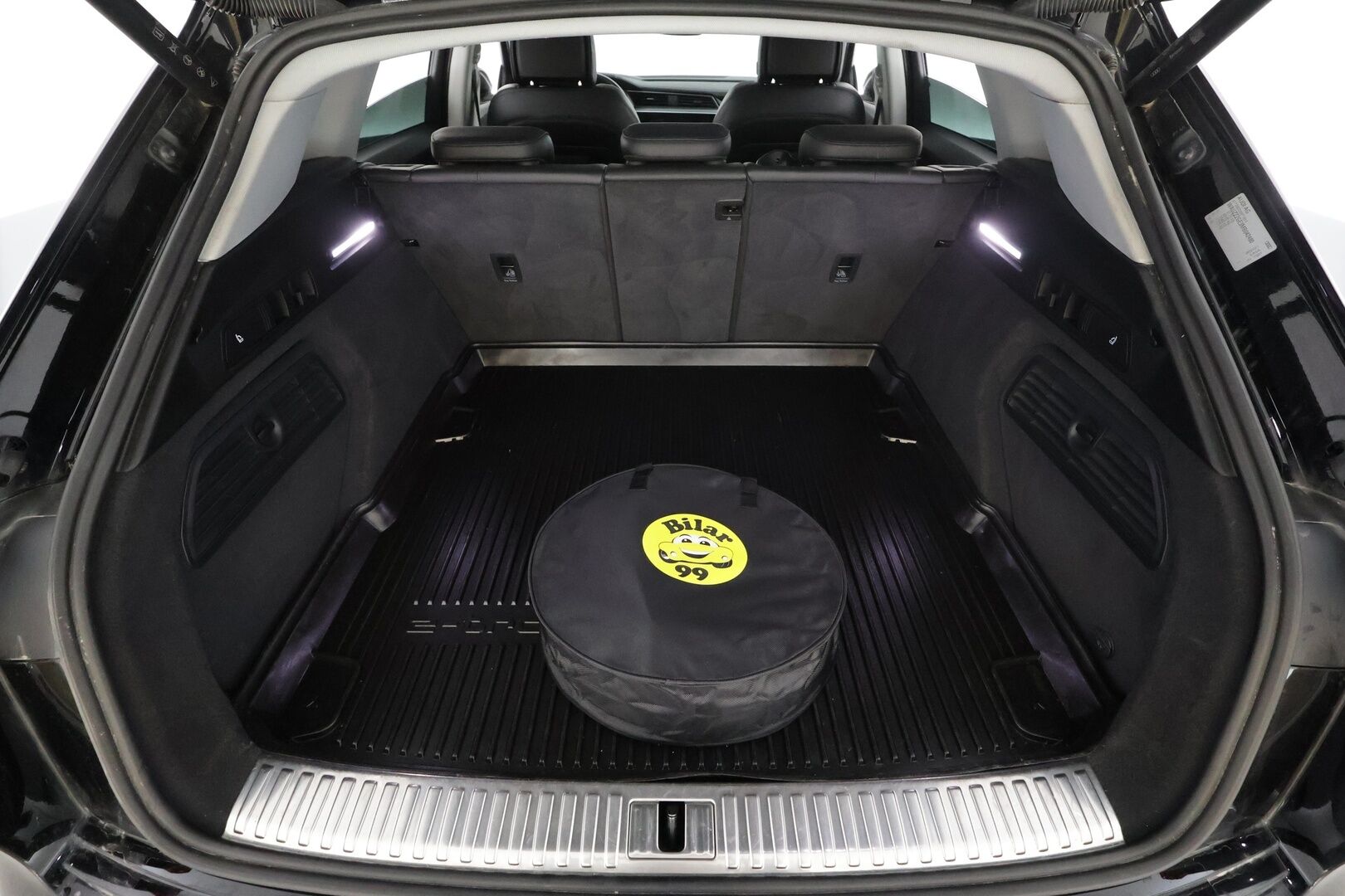 Audi e-tron 2021 Advanced 55 quattro * ACC / P.tutkat / Navi / Ilma-alusta / LED / Koukku / Muistipenkki / Sporttinahat * - Akku kuntotarkastettu SoH 95,8% / Kahdet renkaat vanteineen - HULLUT AVAJAISHULINAT KORKOTARJOUS 3,29 %