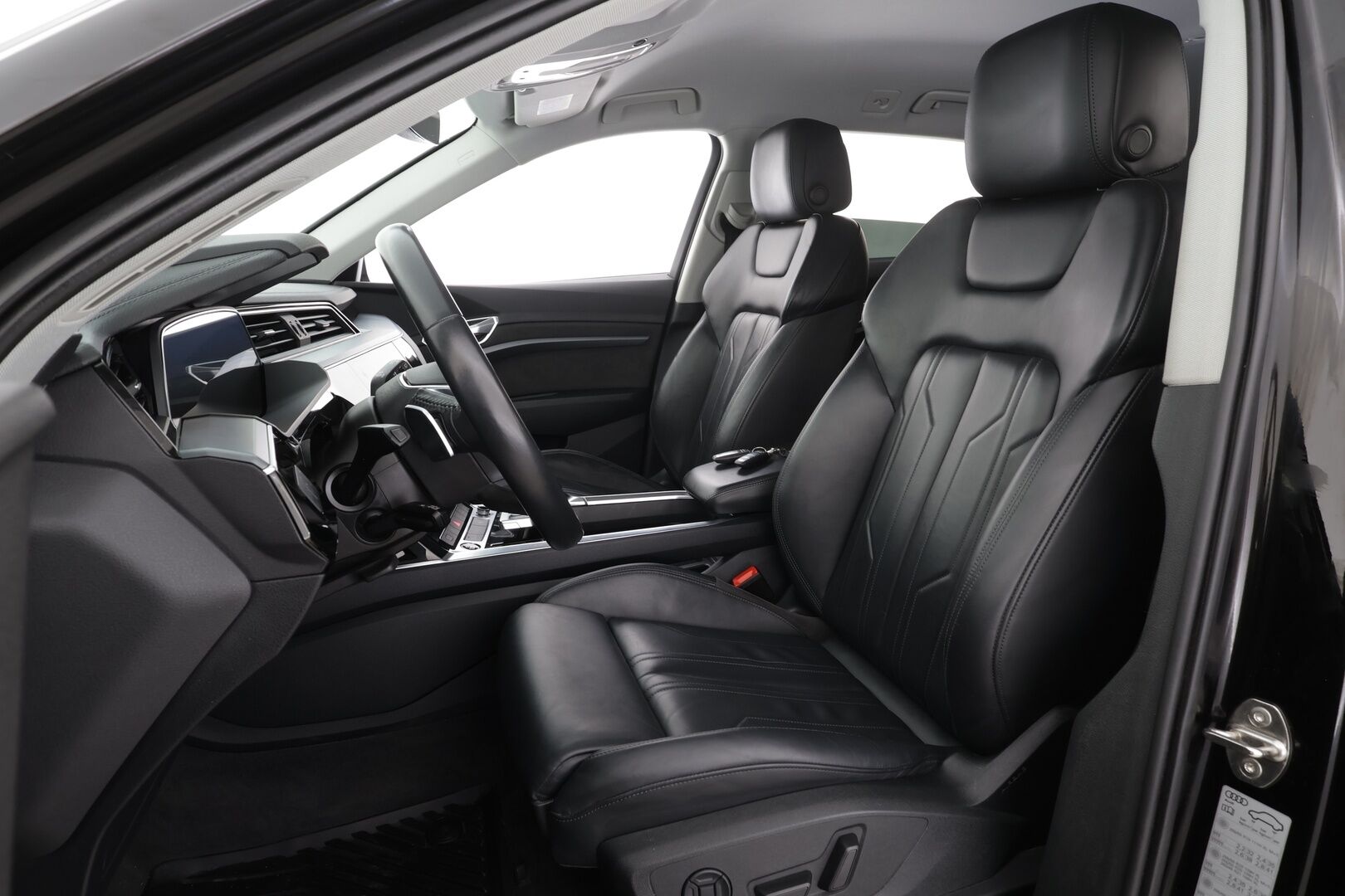Audi e-tron 2021 Advanced 55 quattro - Akku kuntotarkastettu SoH 95,8% | Kahdet renkaat vanteineen | ACC | P.tutkat | Navi | Ilma-alusta | LED | Koukku | Muistipenkki | Sporttinahat 